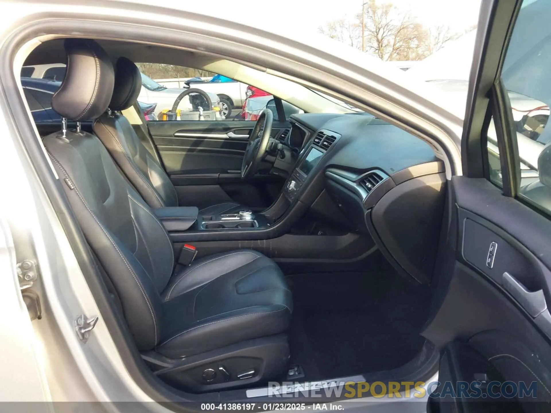 5 Photograph of a damaged car 3FA6P0D90KR225638 FORD FUSION 2019