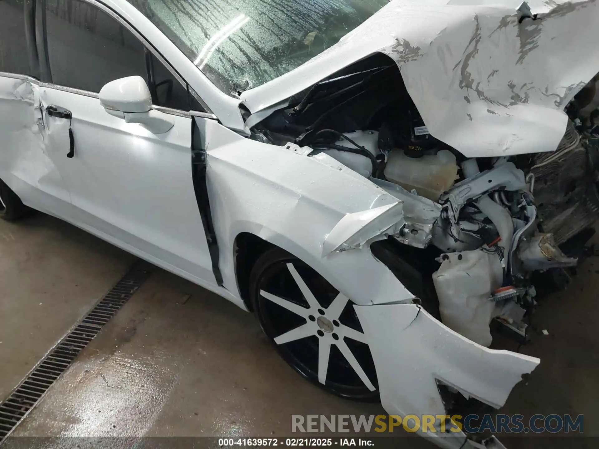 17 Photograph of a damaged car 3FA6P0D98KR124007 FORD FUSION 2019