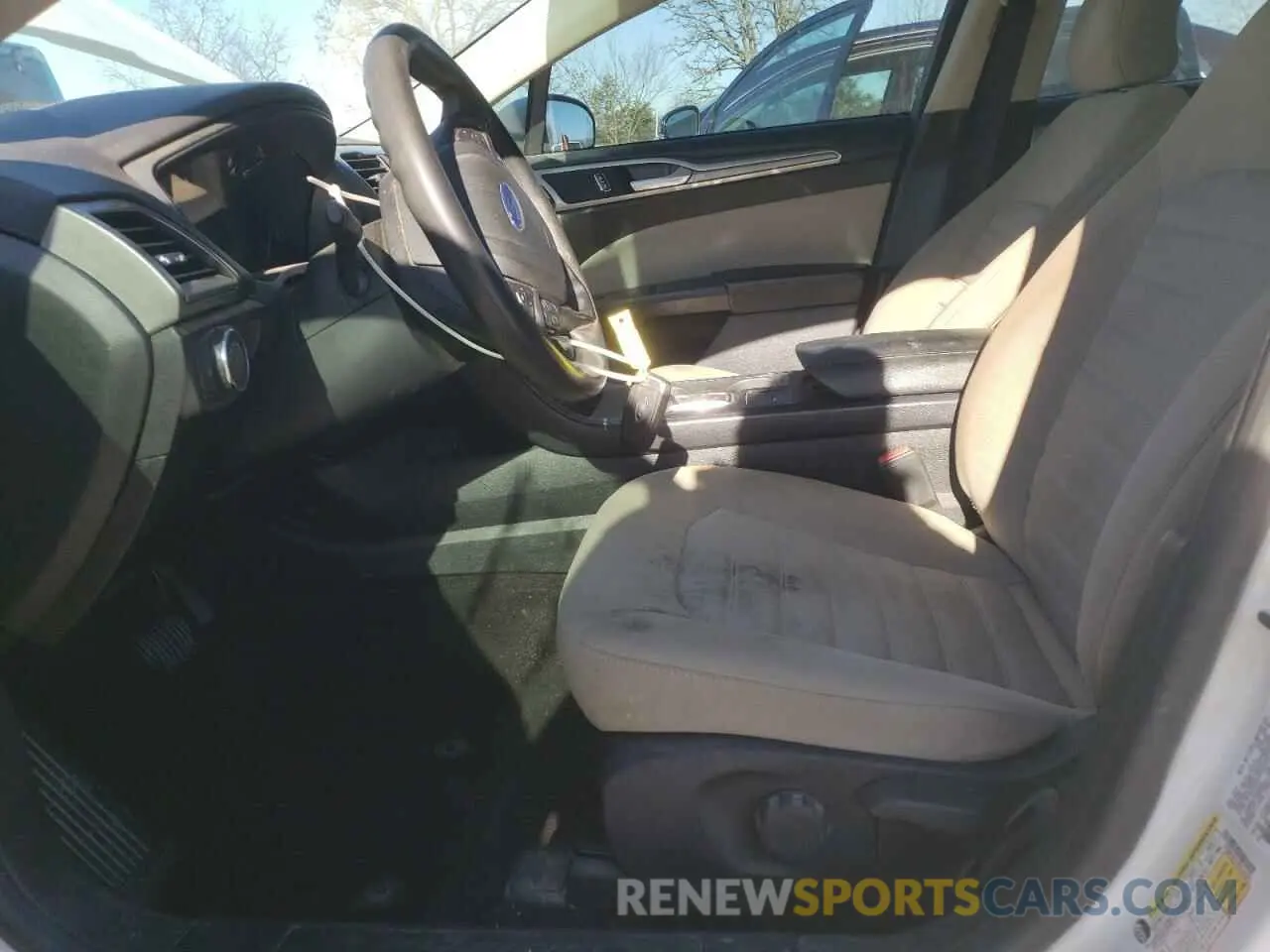 7 Photograph of a damaged car 3FA6P0G71KR102229 FORD FUSION 2019