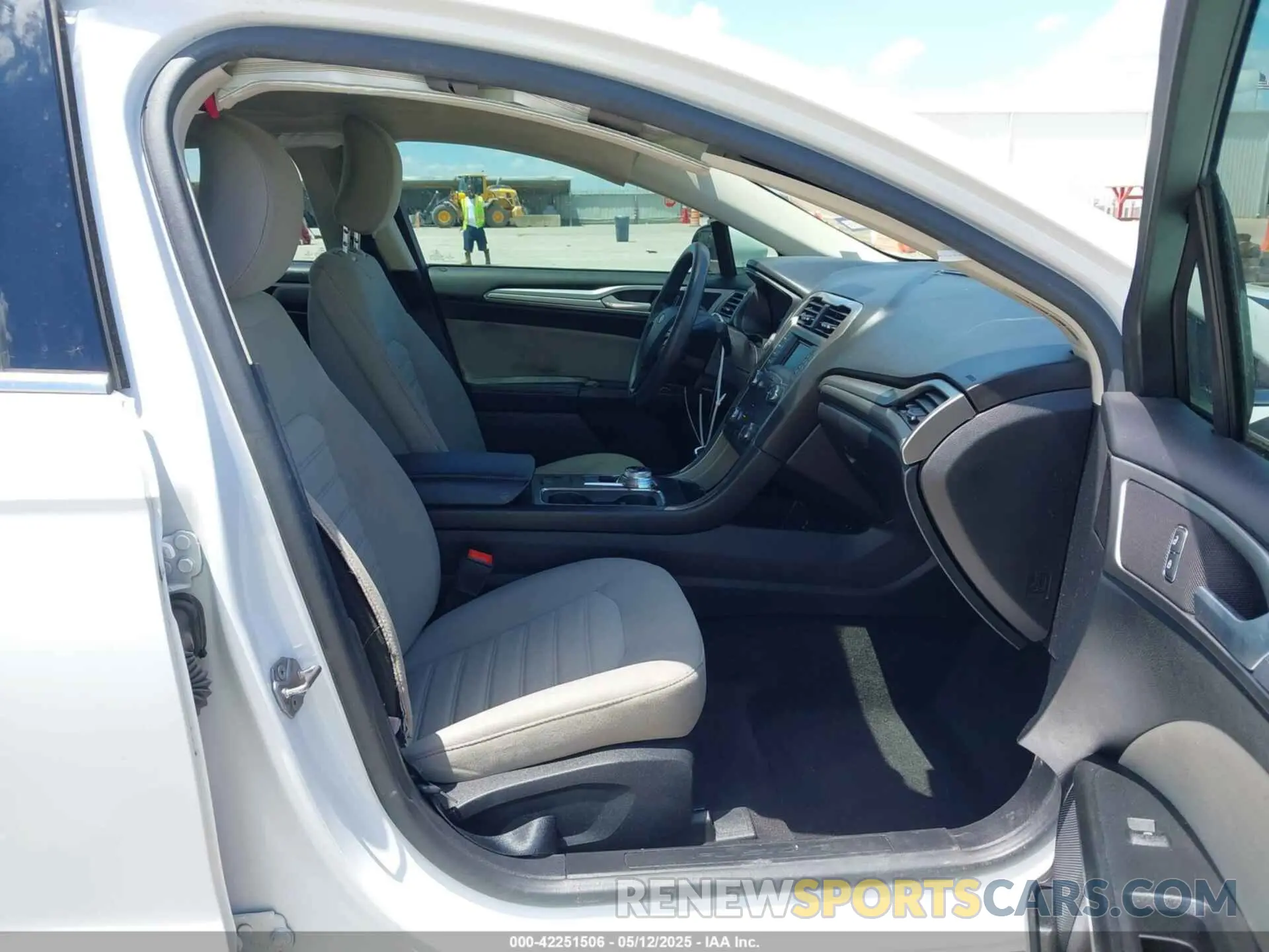 5 Photograph of a damaged car 3FA6P0G71KR282537 FORD FUSION 2019