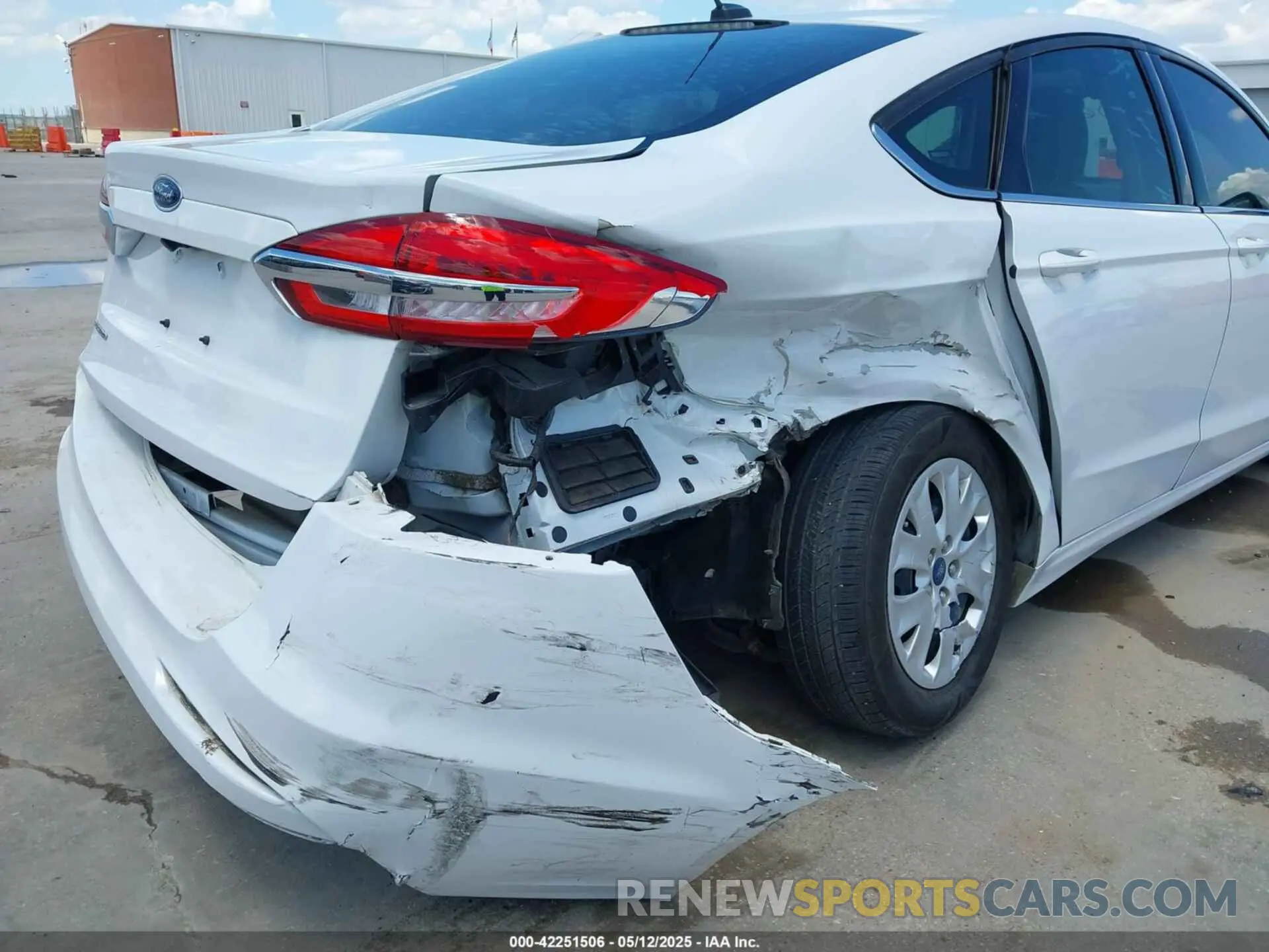 6 Photograph of a damaged car 3FA6P0G71KR282537 FORD FUSION 2019