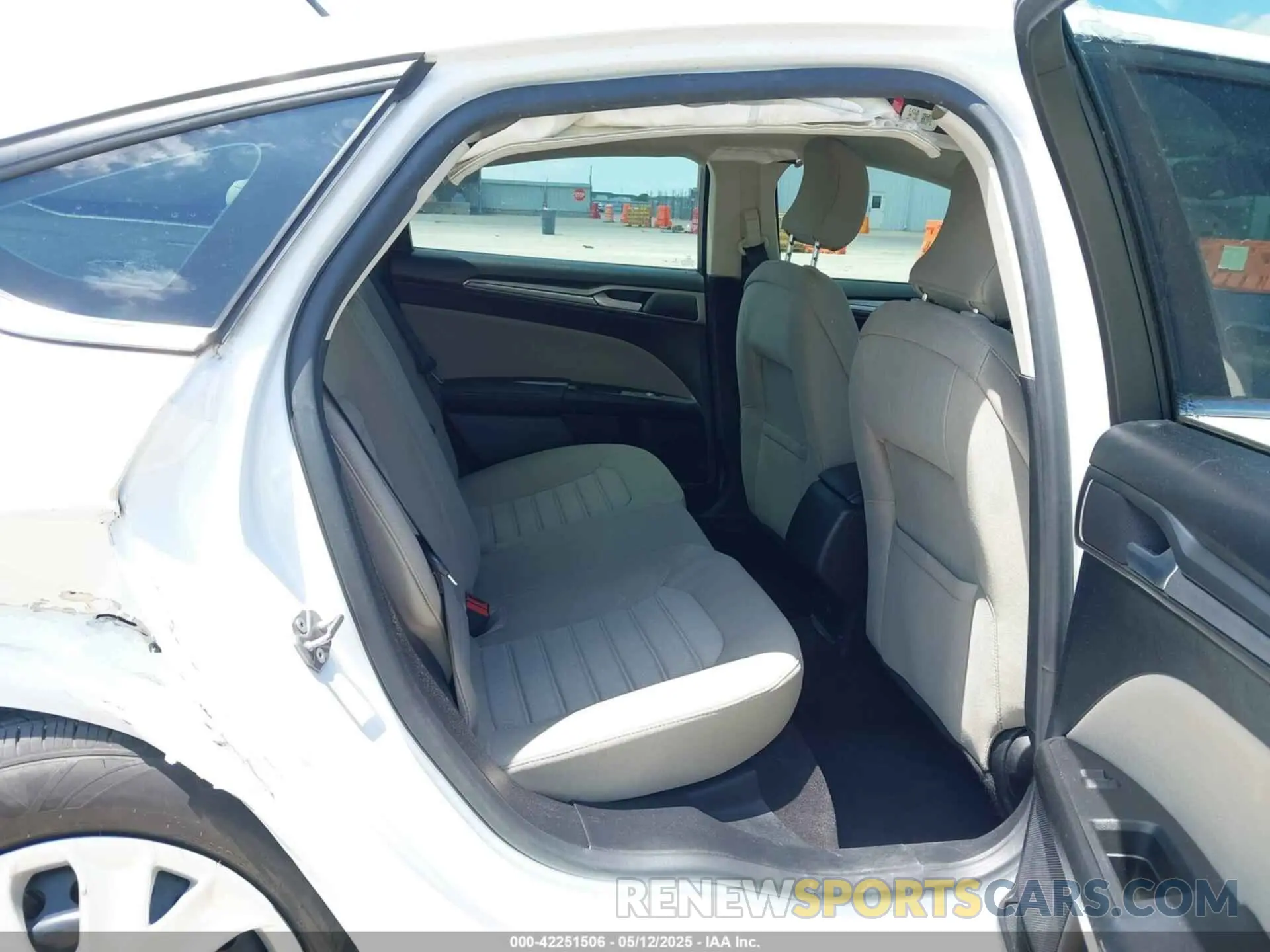 8 Photograph of a damaged car 3FA6P0G71KR282537 FORD FUSION 2019