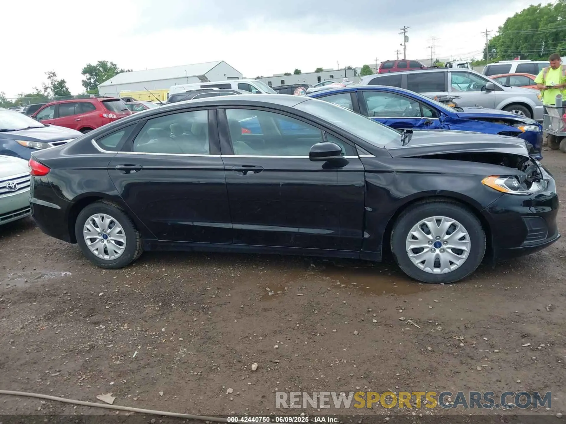 13 Photograph of a damaged car 3FA6P0G74KR282466 FORD FUSION 2019