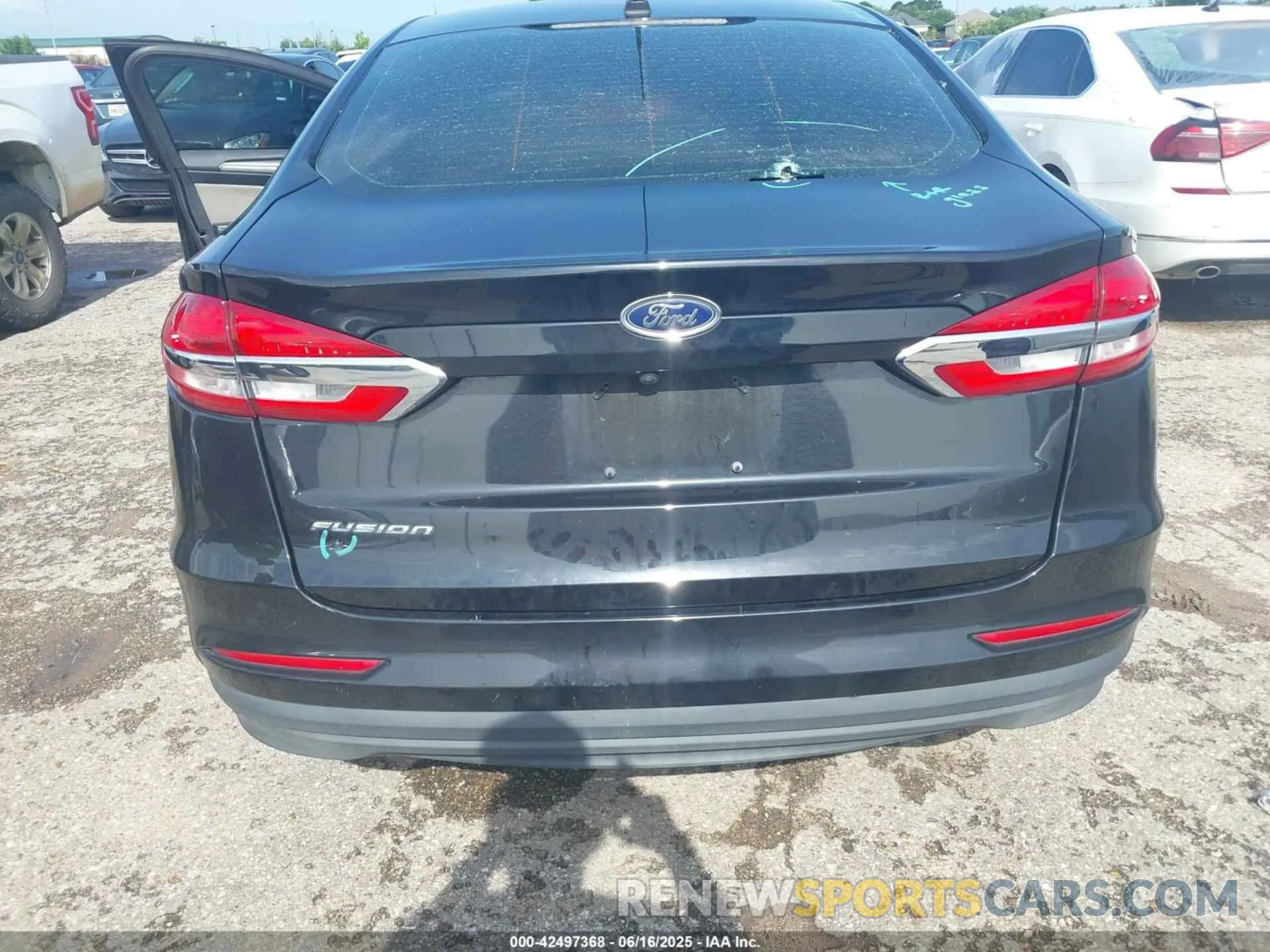 18 Photograph of a damaged car 3FA6P0G75KR130258 FORD FUSION 2019