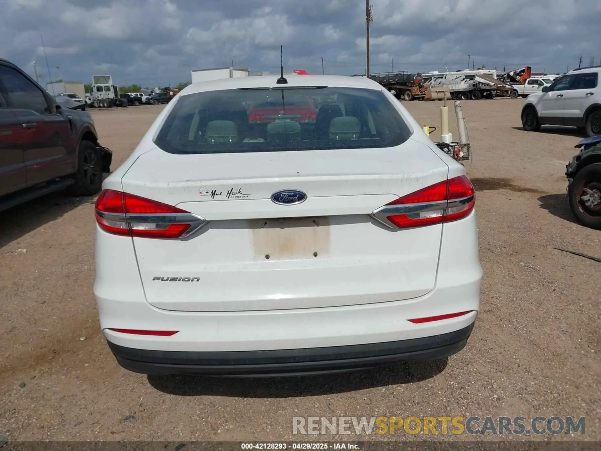 17 Photograph of a damaged car 3FA6P0G76KR170915 FORD FUSION 2019