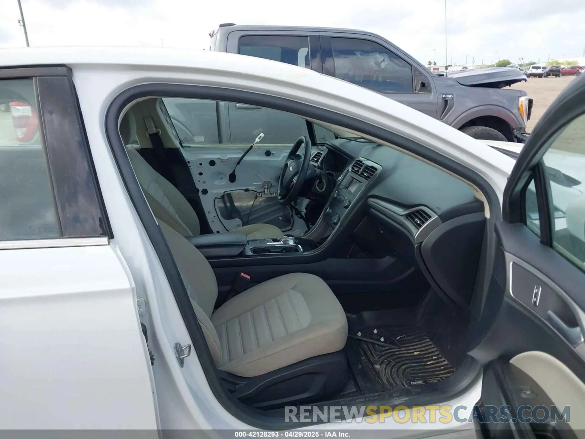 5 Photograph of a damaged car 3FA6P0G76KR170915 FORD FUSION 2019