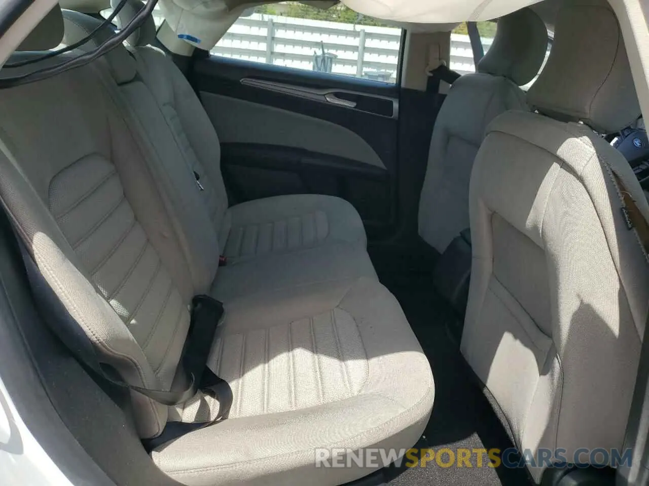 10 Photograph of a damaged car 3FA6P0G76KR229610 FORD FUSION 2019