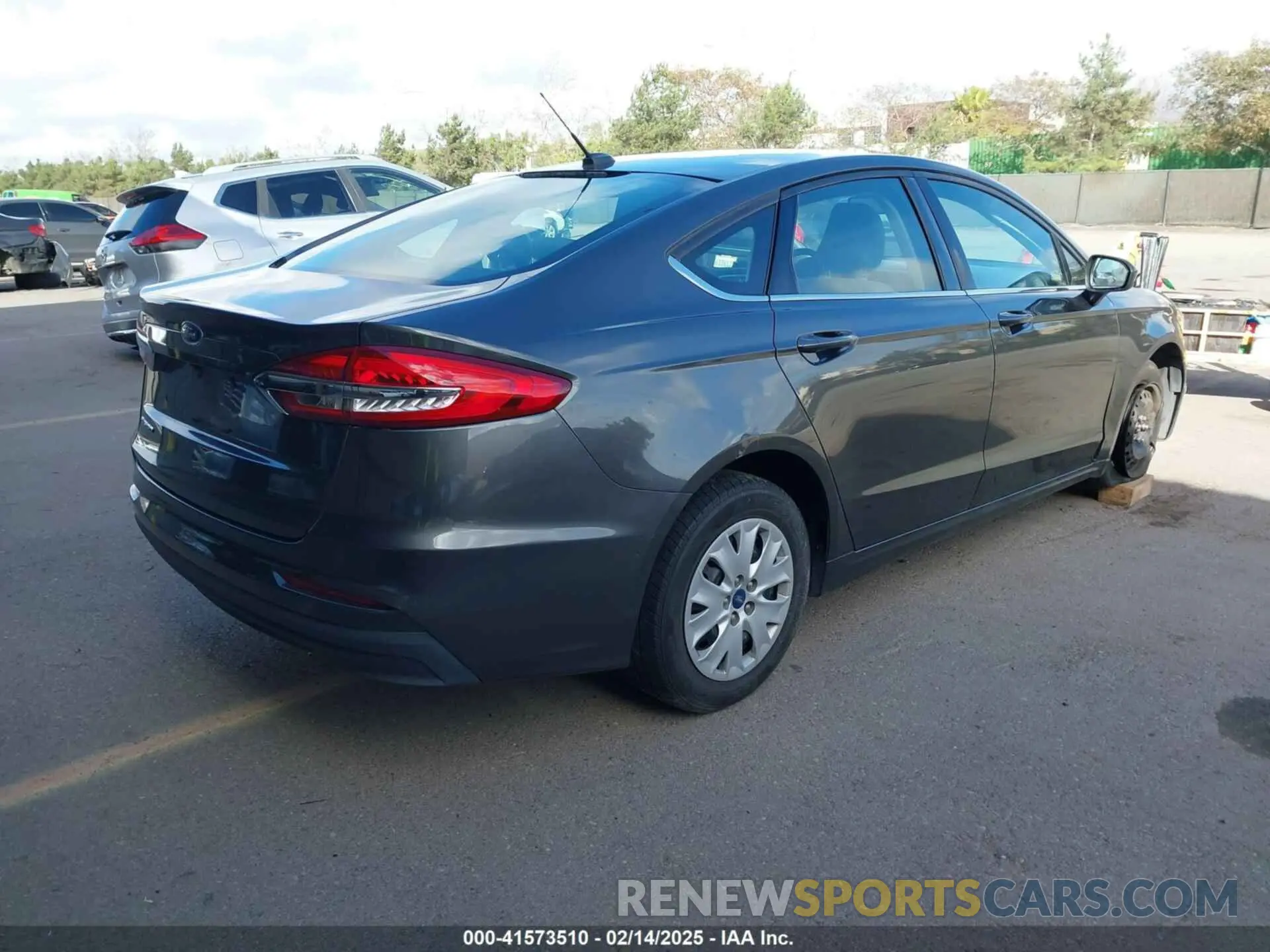 4 Photograph of a damaged car 3FA6P0G7XKR232512 FORD FUSION 2019