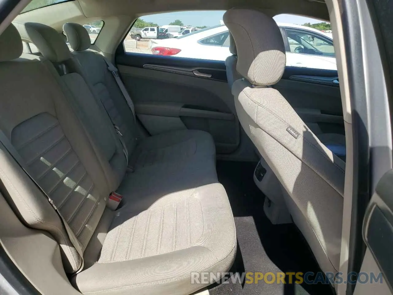 10 Photograph of a damaged car 3FA6P0H71KR265851 FORD FUSION 2019