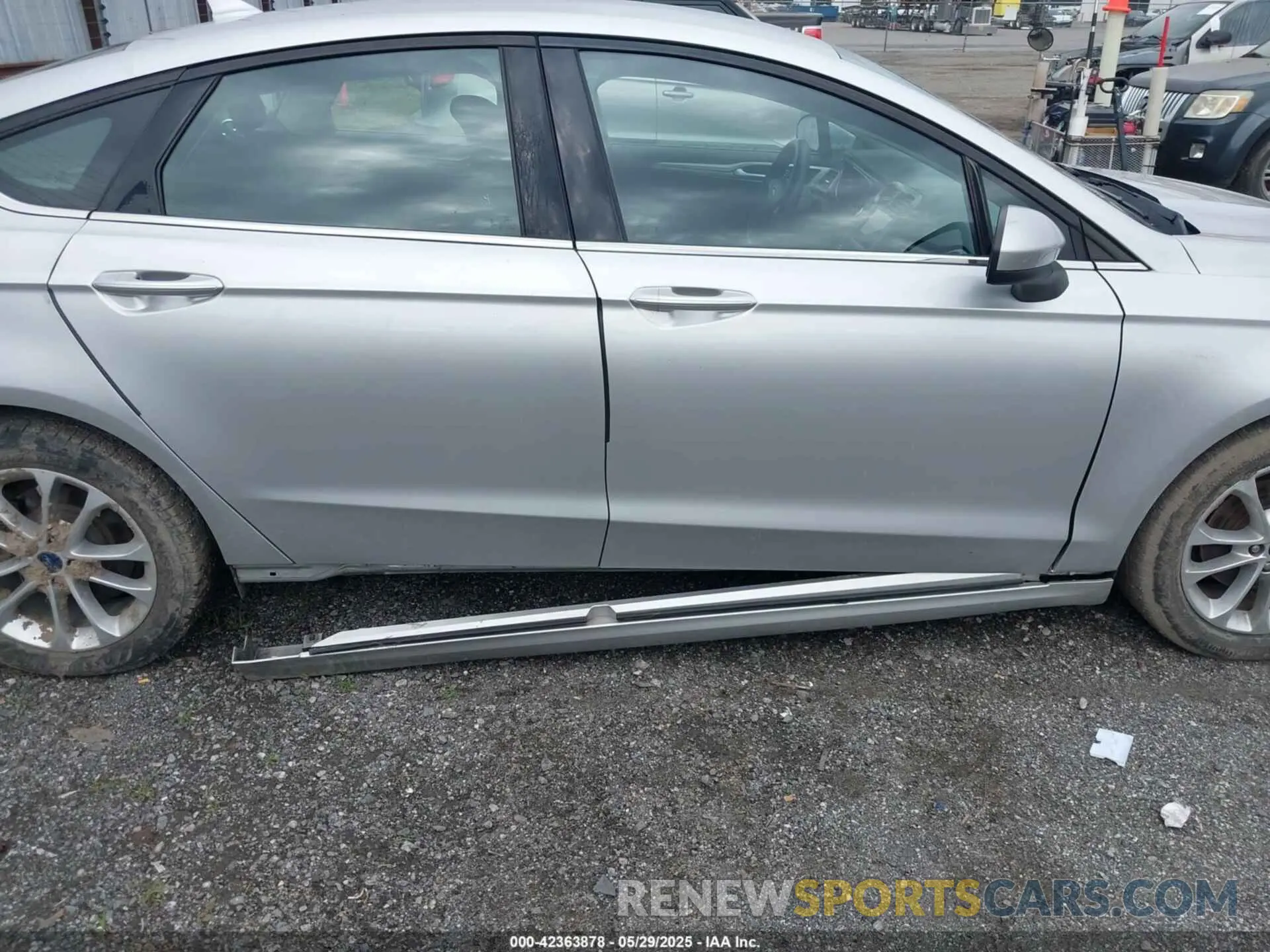 17 Photograph of a damaged car 3FA6P0H77KR136528 FORD FUSION 2019