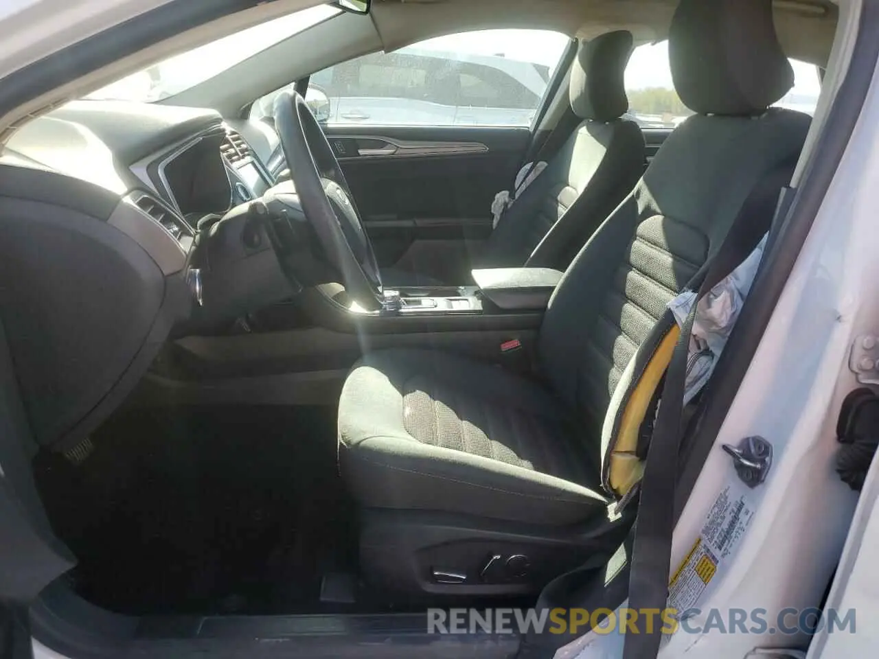 7 Photograph of a damaged car 3FA6P0HD0KR135288 FORD FUSION 2019