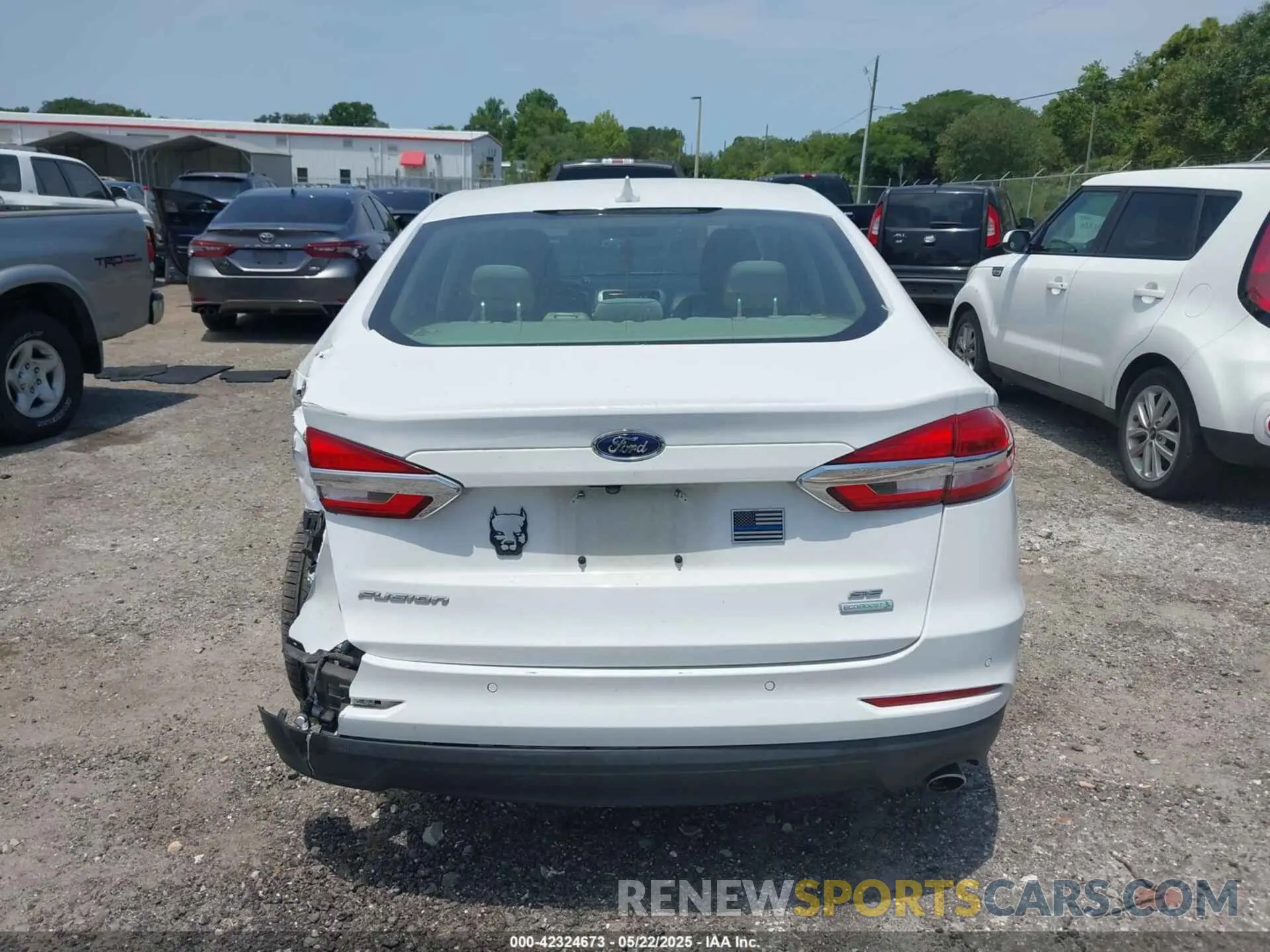 16 Photograph of a damaged car 3FA6P0HD0KR145819 FORD FUSION 2019