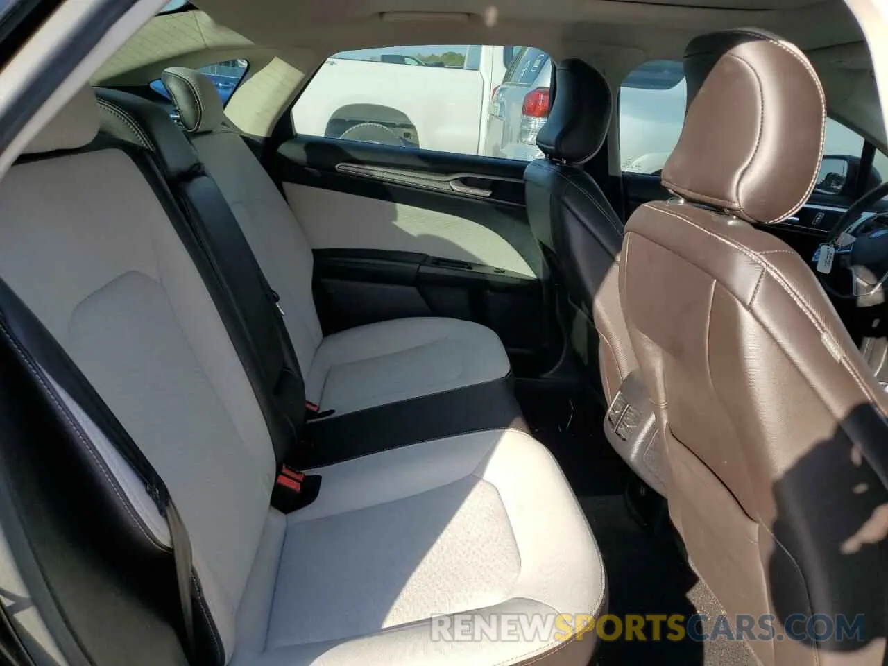 10 Photograph of a damaged car 3FA6P0HD0KR160143 FORD FUSION 2019