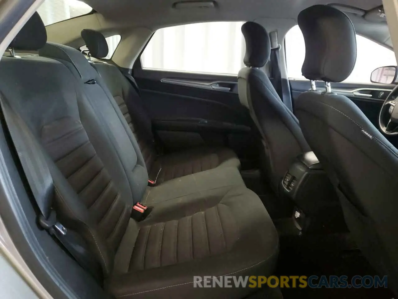 10 Photograph of a damaged car 3FA6P0HD0KR203489 FORD FUSION 2019
