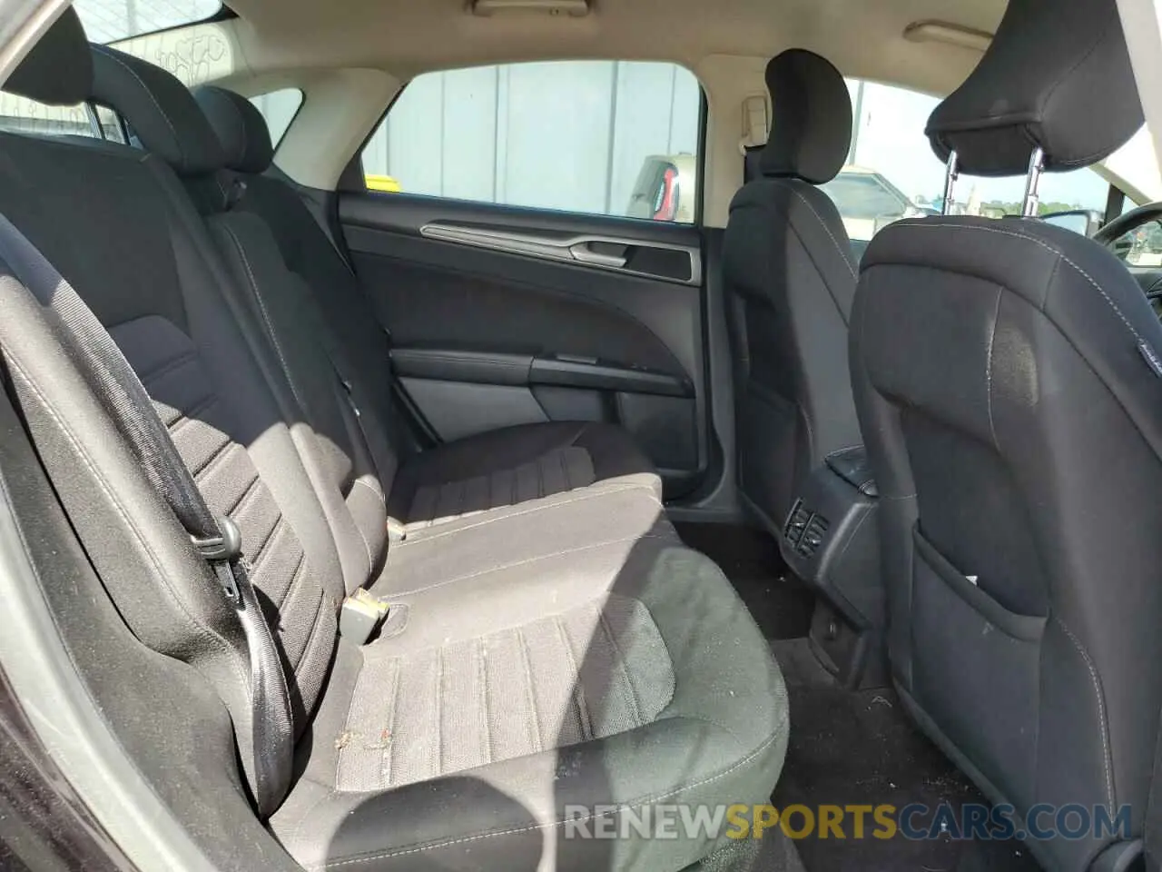 10 Photograph of a damaged car 3FA6P0HD0KR276054 FORD FUSION 2019