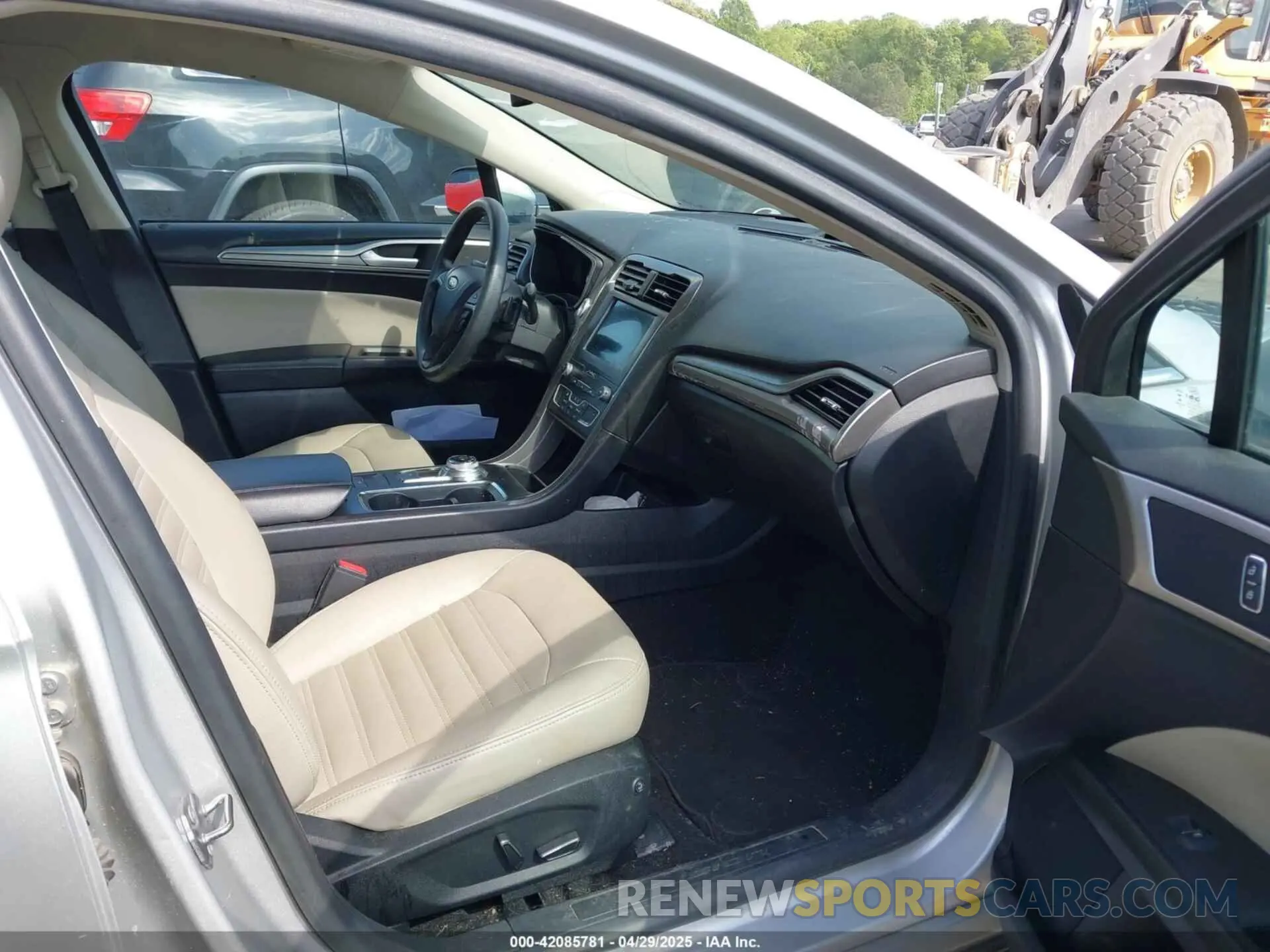 5 Photograph of a damaged car 3FA6P0HD1KR126681 FORD FUSION 2019