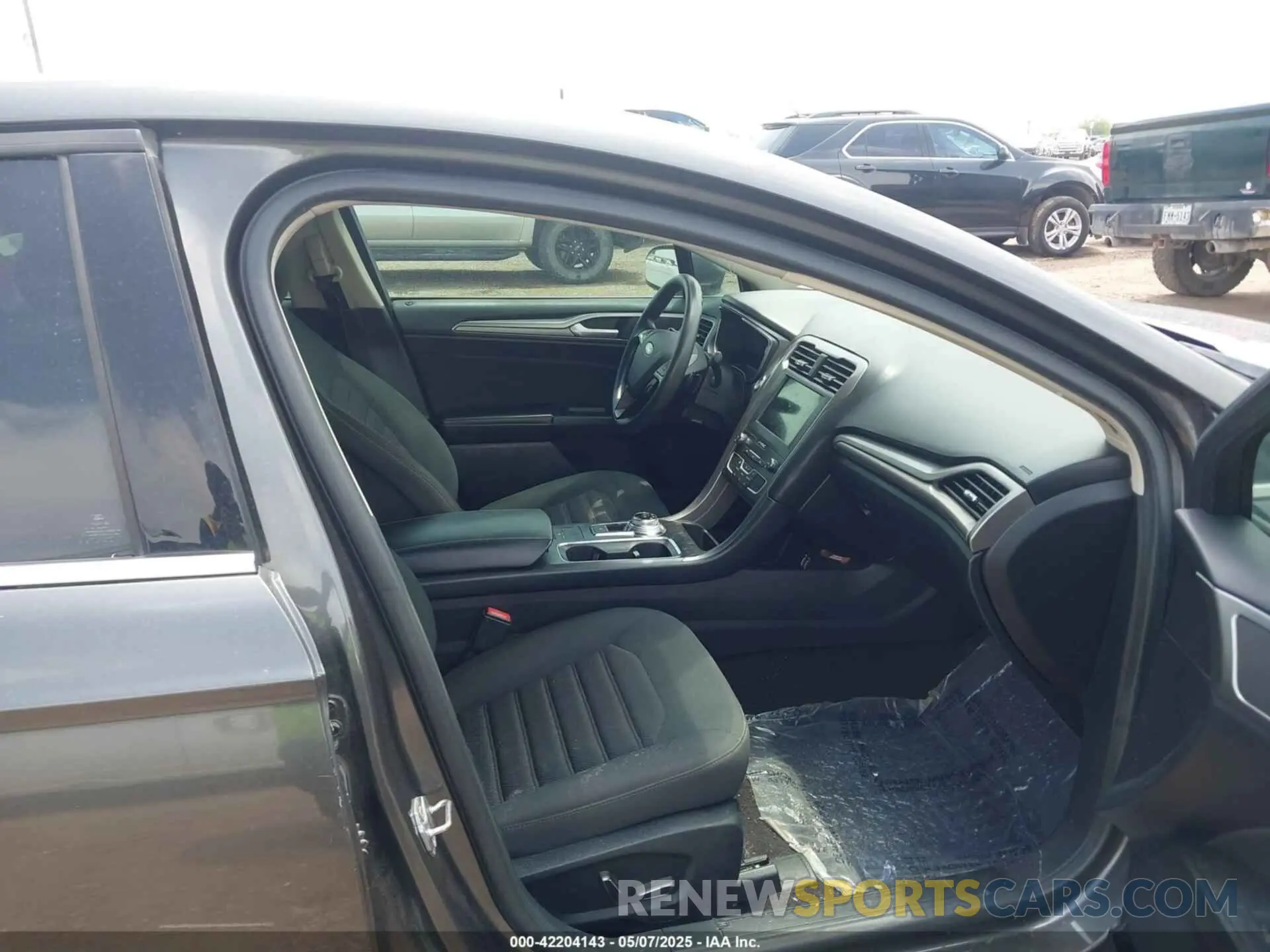 5 Photograph of a damaged car 3FA6P0HD1KR170552 FORD FUSION 2019