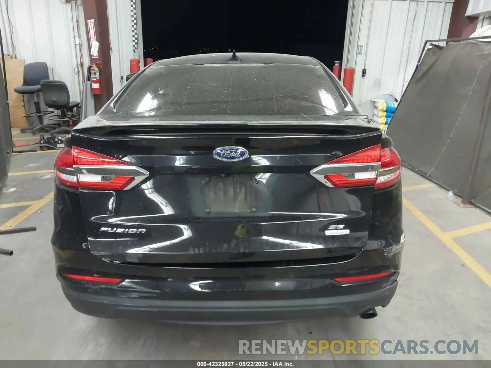 16 Photograph of a damaged car 3FA6P0HD2KR133879 FORD FUSION 2019