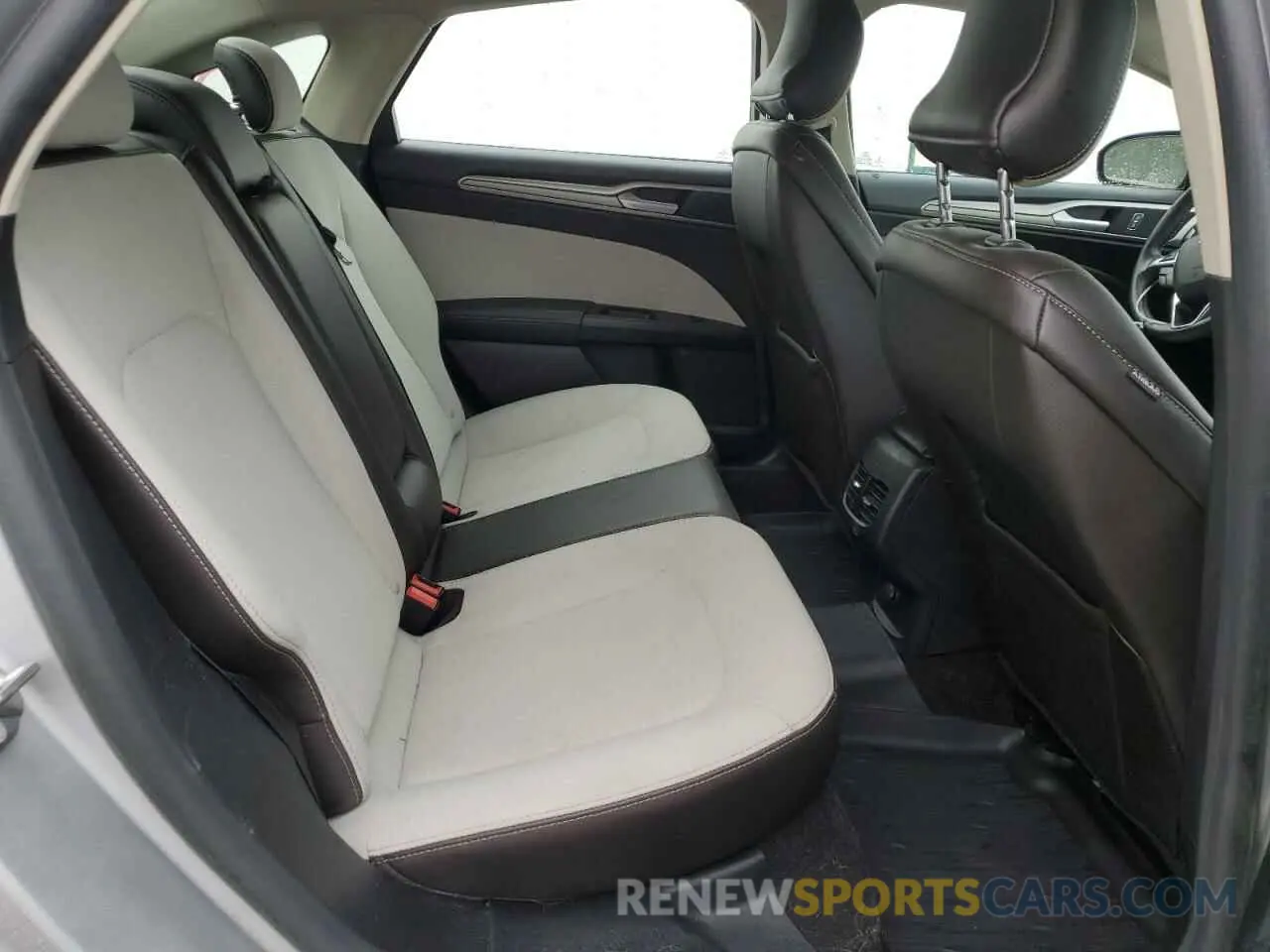 10 Photograph of a damaged car 3FA6P0HD2KR162122 FORD FUSION 2019