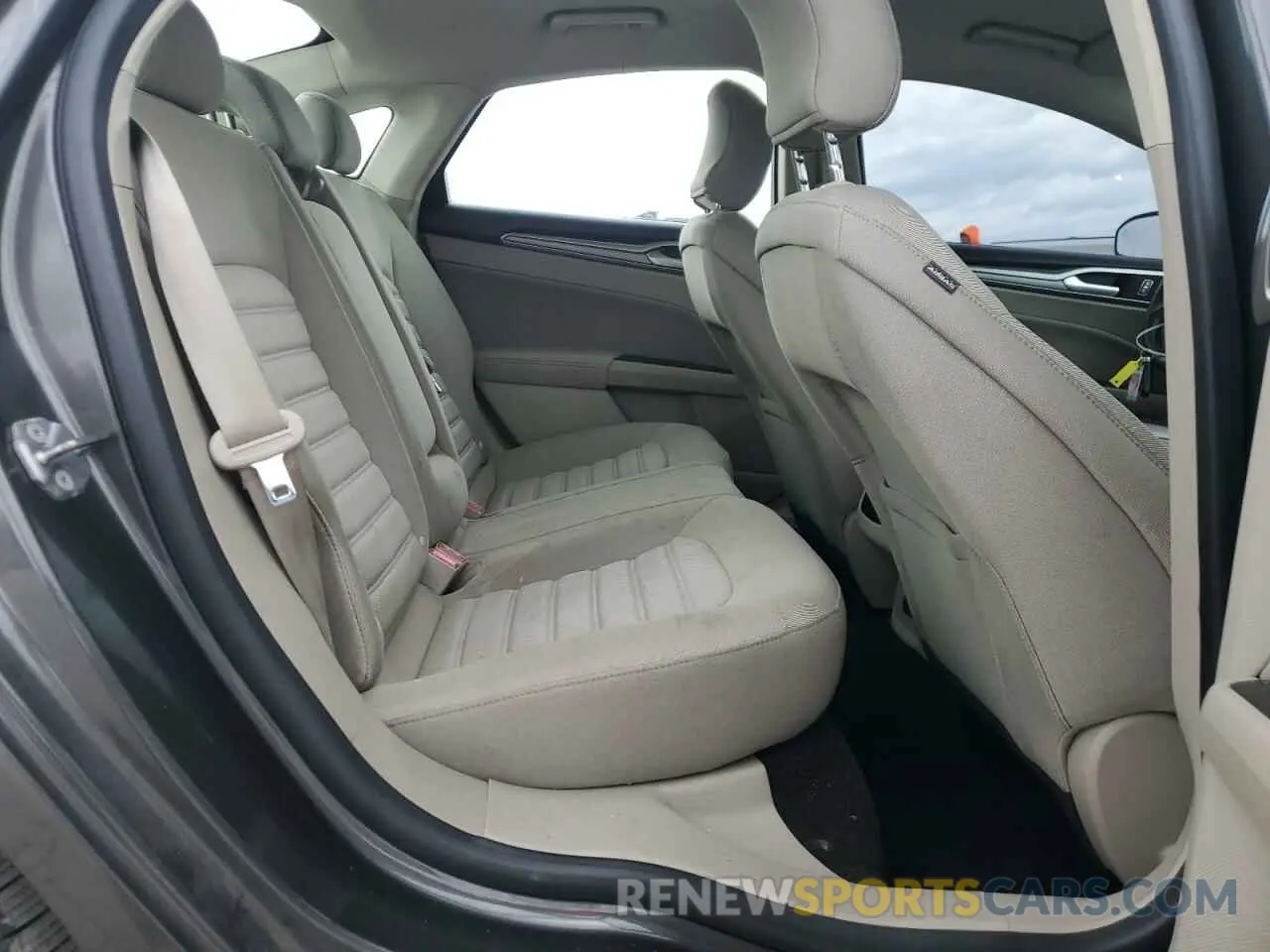 10 Photograph of a damaged car 3FA6P0HD2KR203476 FORD FUSION 2019