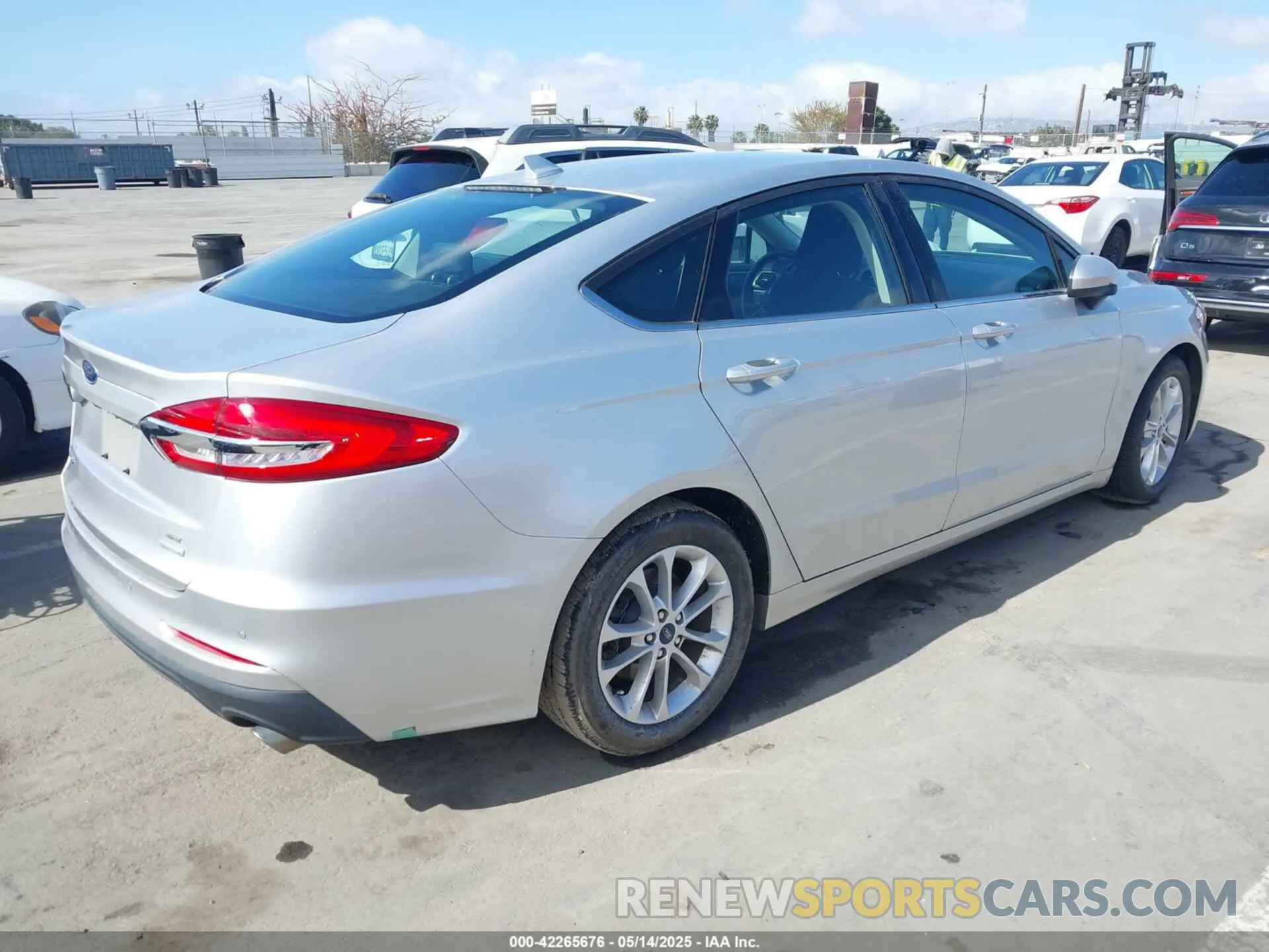4 Photograph of a damaged car 3FA6P0HD2KR252581 FORD FUSION 2019