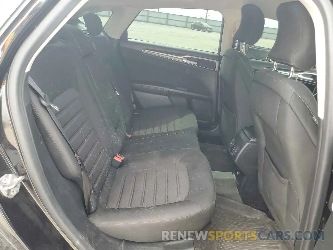 10 Photograph of a damaged car 3FA6P0HD2KR284785 FORD FUSION 2019