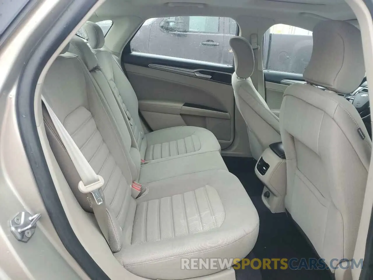 10 Photograph of a damaged car 3FA6P0HD3KR172335 FORD FUSION 2019