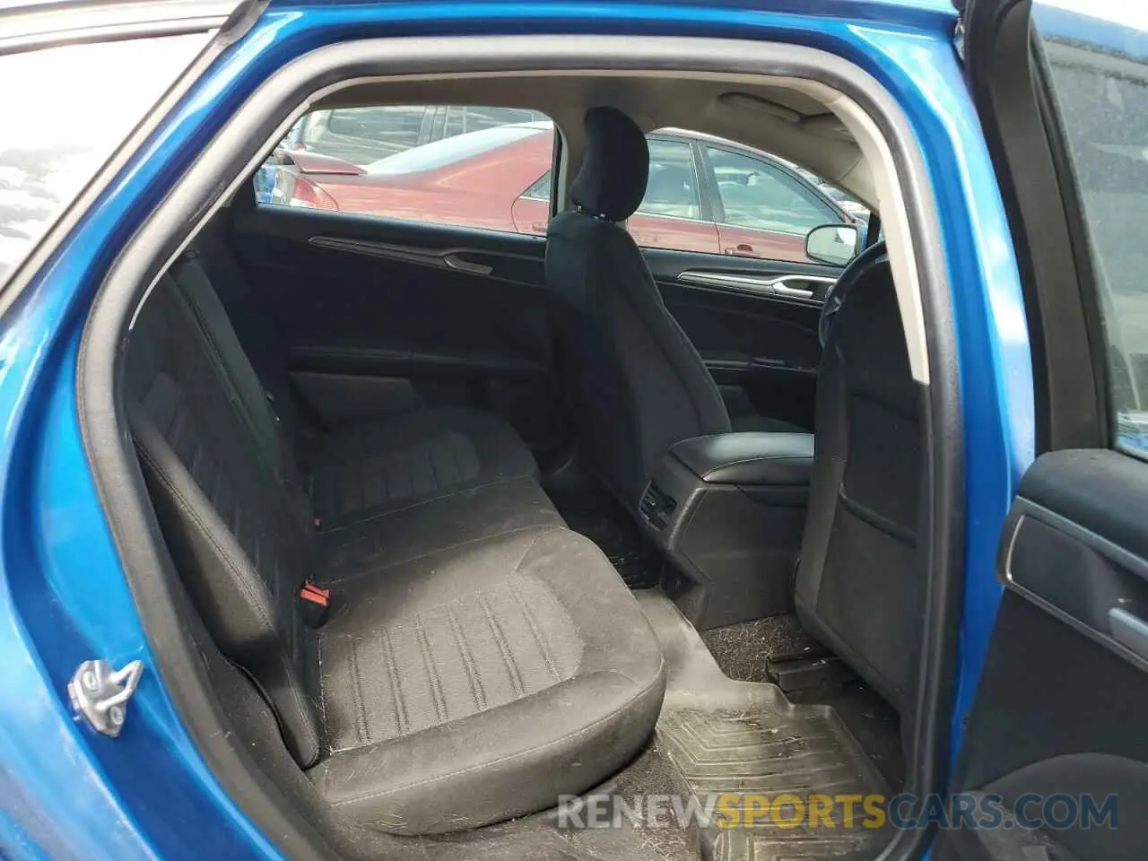 10 Photograph of a damaged car 3FA6P0HD3KR282706 FORD FUSION 2019
