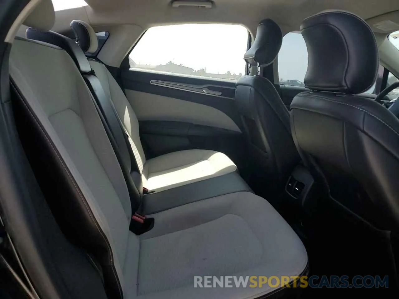 10 Photograph of a damaged car 3FA6P0HD4KR103346 FORD FUSION 2019