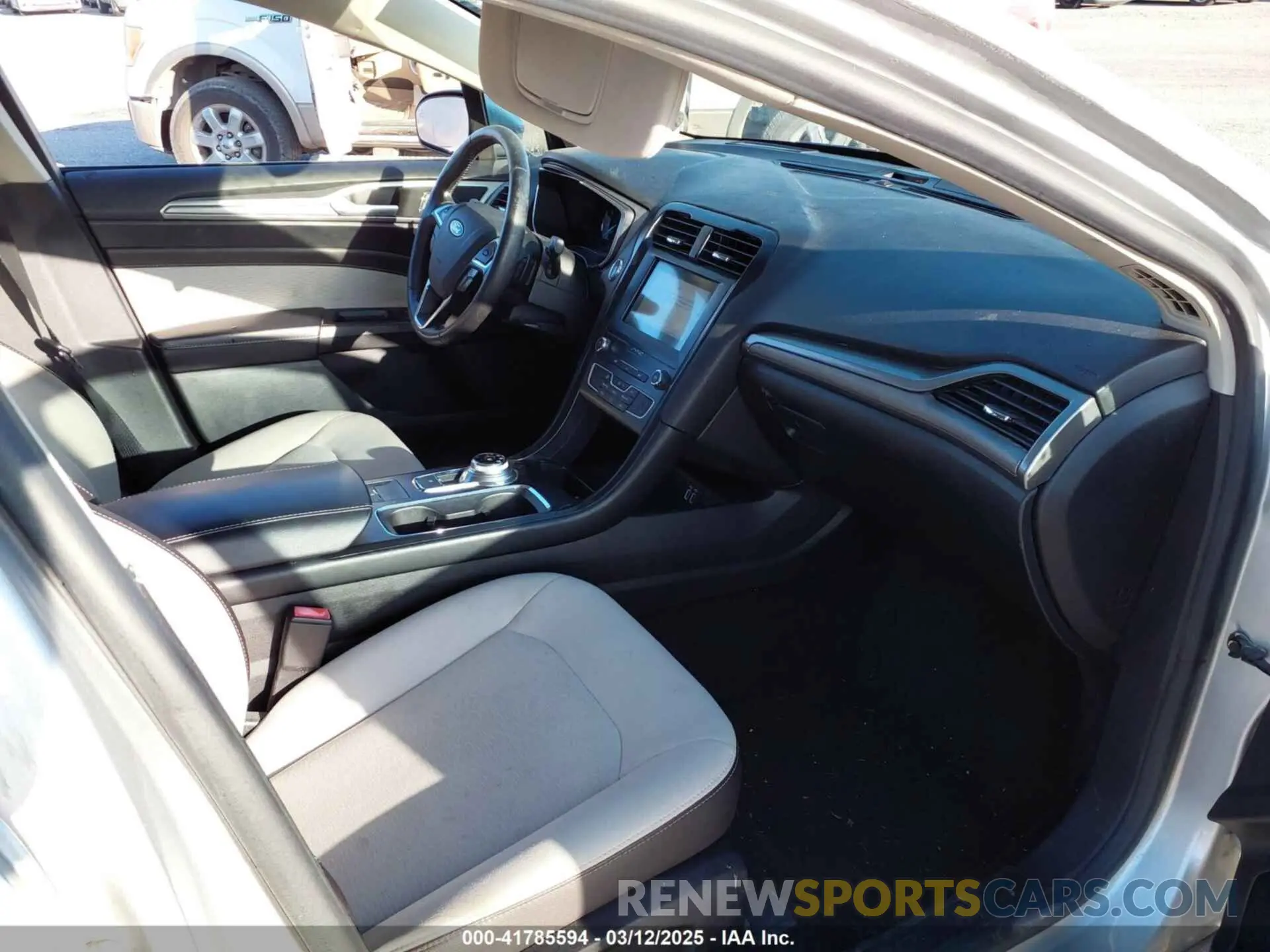 5 Photograph of a damaged car 3FA6P0HD4KR161134 FORD FUSION 2019