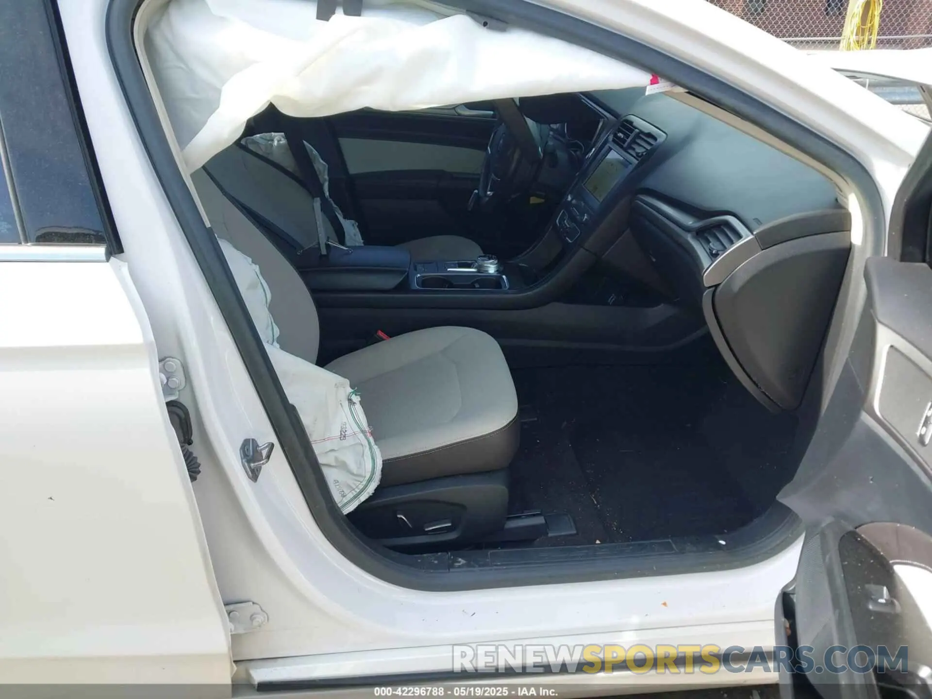 5 Photograph of a damaged car 3FA6P0HD4KR196062 FORD FUSION 2019
