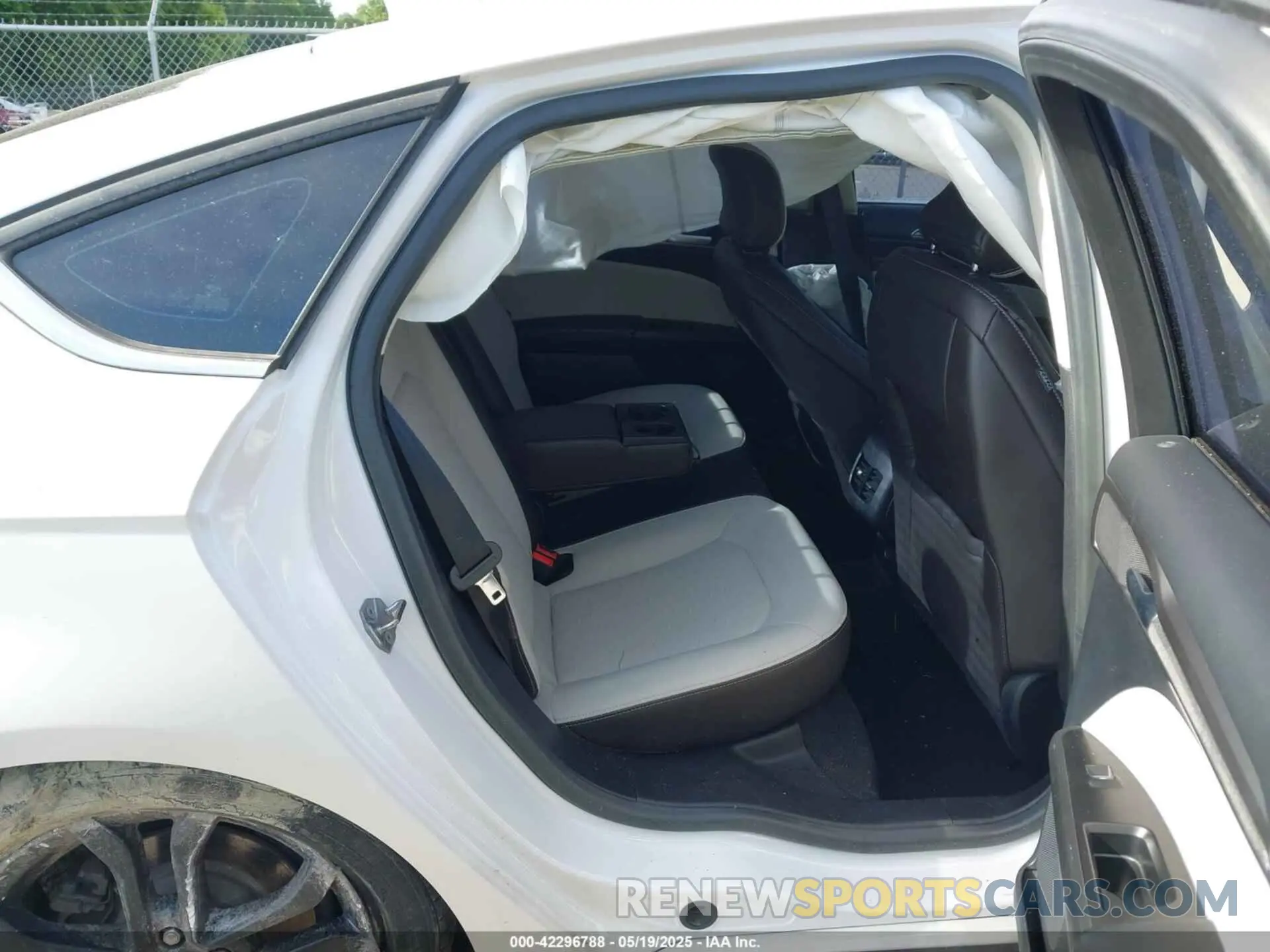 8 Photograph of a damaged car 3FA6P0HD4KR196062 FORD FUSION 2019