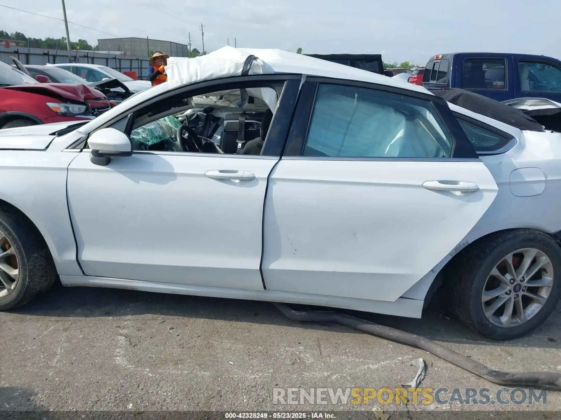 13 Photograph of a damaged car 3FA6P0HD4KR268412 FORD FUSION 2019