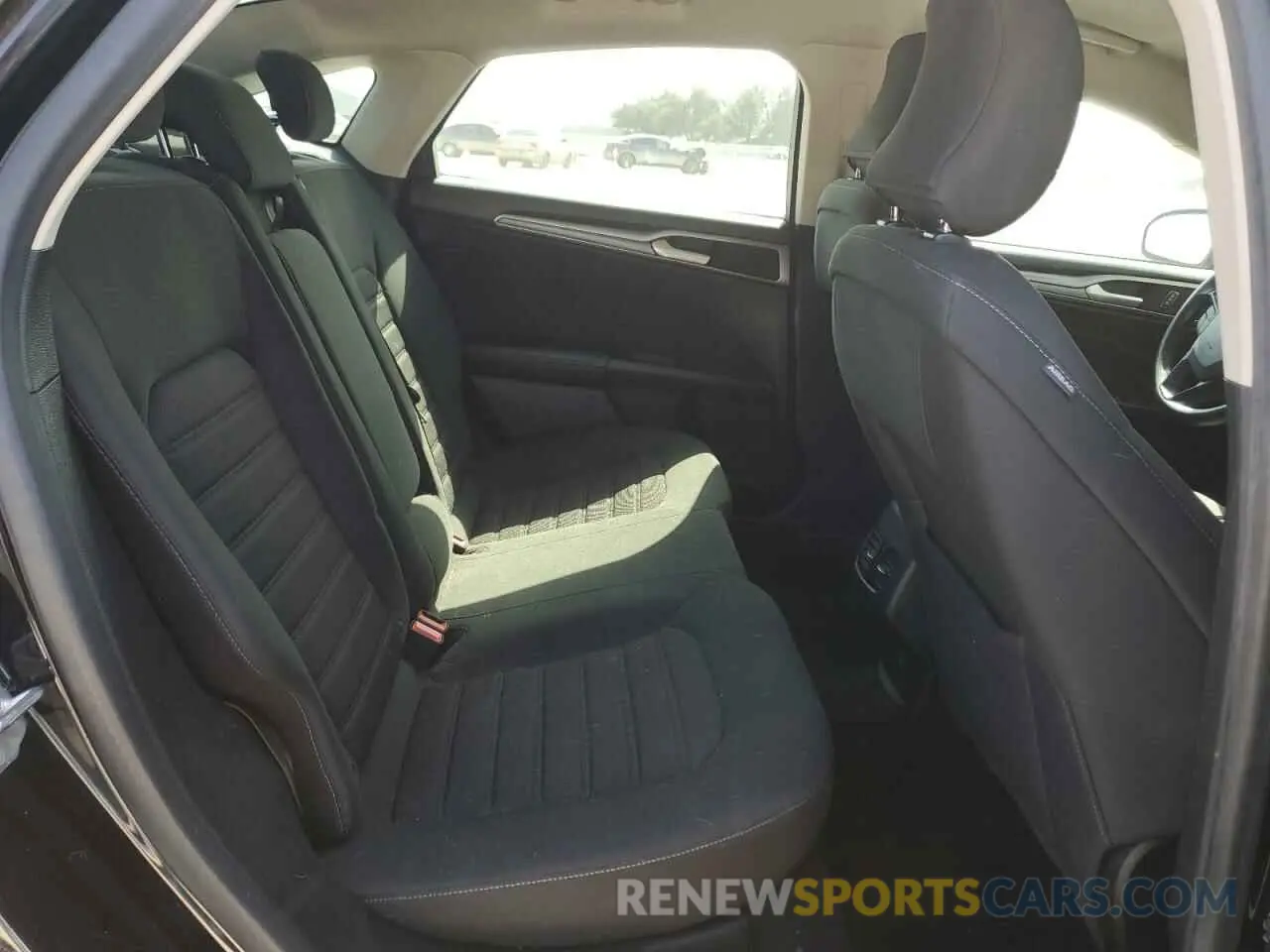 10 Photograph of a damaged car 3FA6P0HD4KR280558 FORD FUSION 2019
