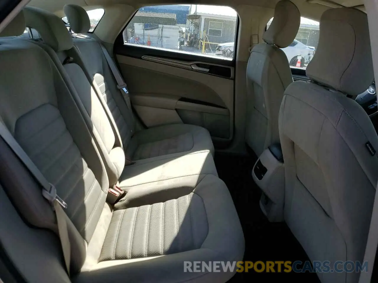 10 Photograph of a damaged car 3FA6P0HD5KR160929 FORD FUSION 2019