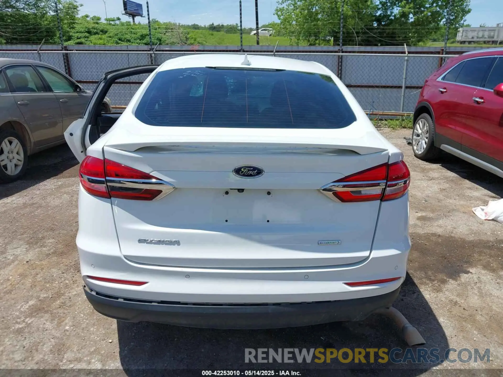 16 Photograph of a damaged car 3FA6P0HD5KR198743 FORD FUSION 2019