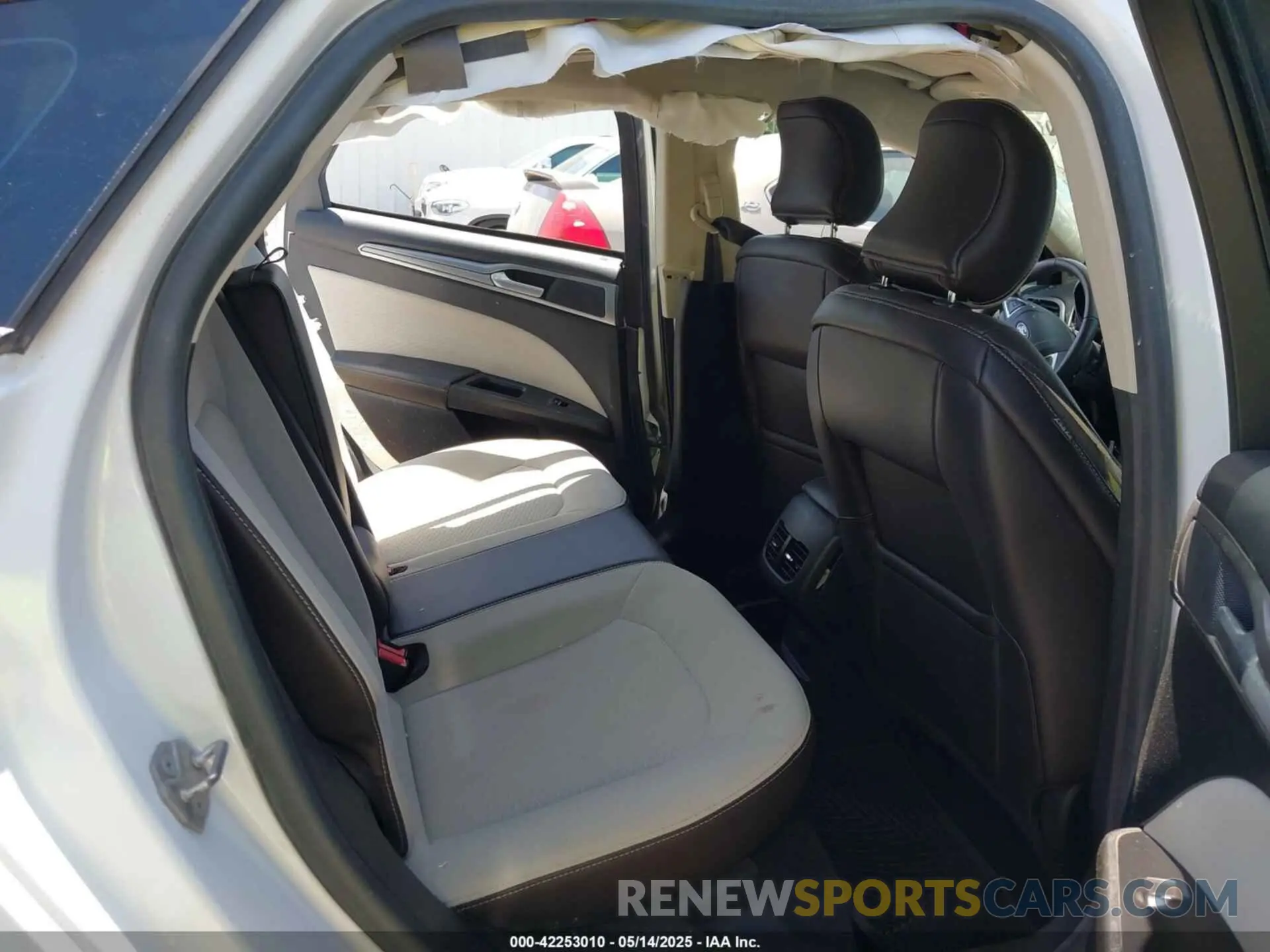 8 Photograph of a damaged car 3FA6P0HD5KR198743 FORD FUSION 2019