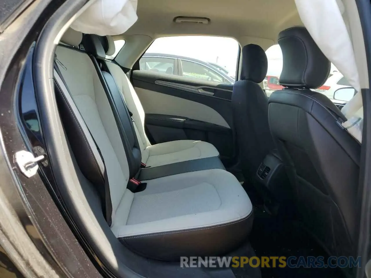 10 Photograph of a damaged car 3FA6P0HD5KR249609 FORD FUSION 2019