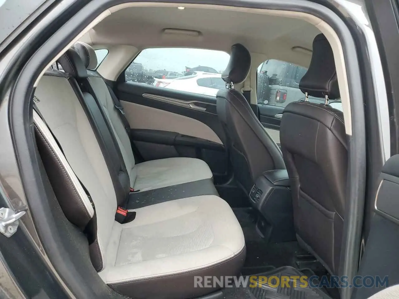 10 Photograph of a damaged car 3FA6P0HD5KR280598 FORD FUSION 2019