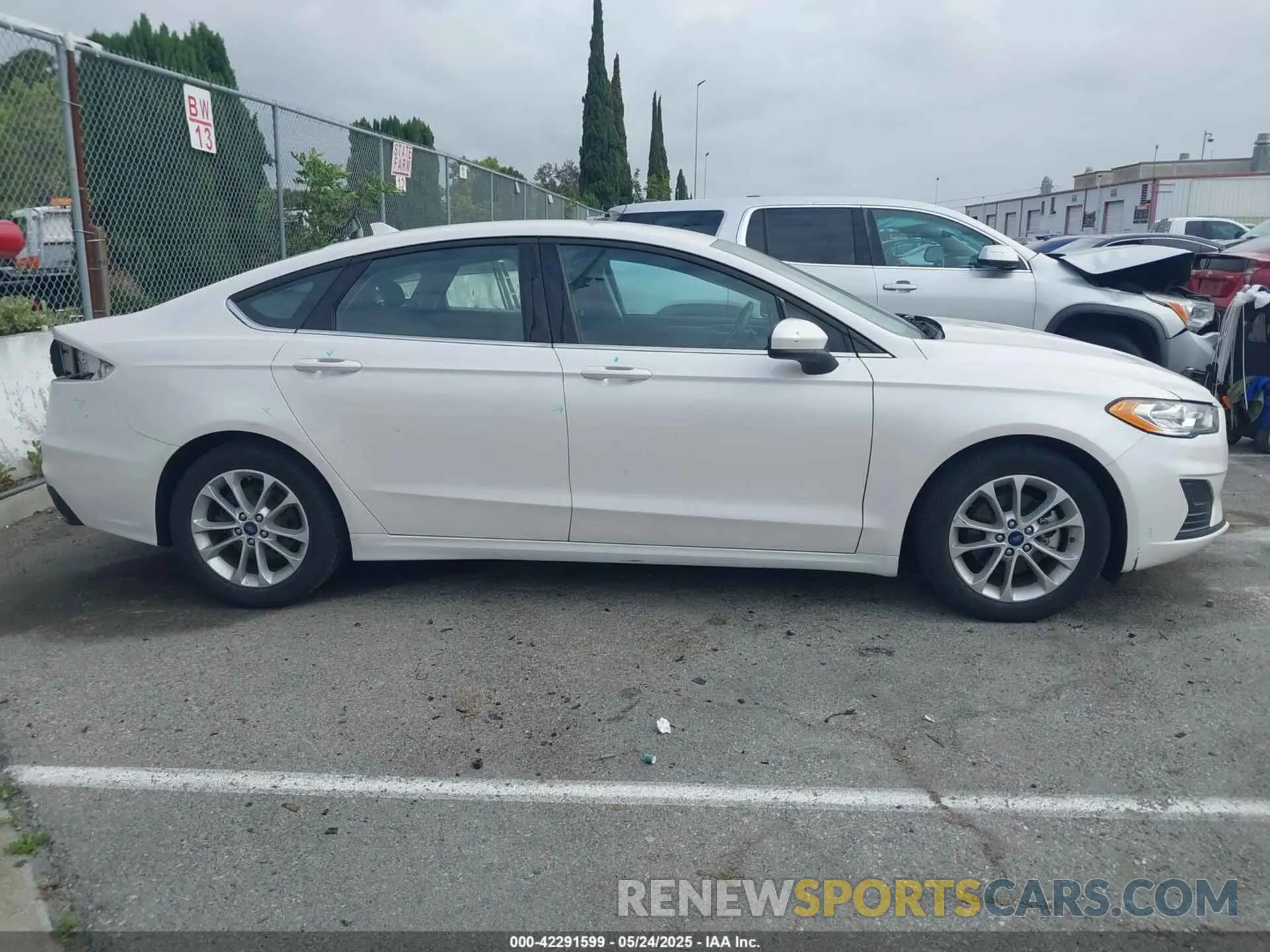 14 Photograph of a damaged car 3FA6P0HD5KR282528 FORD FUSION 2019