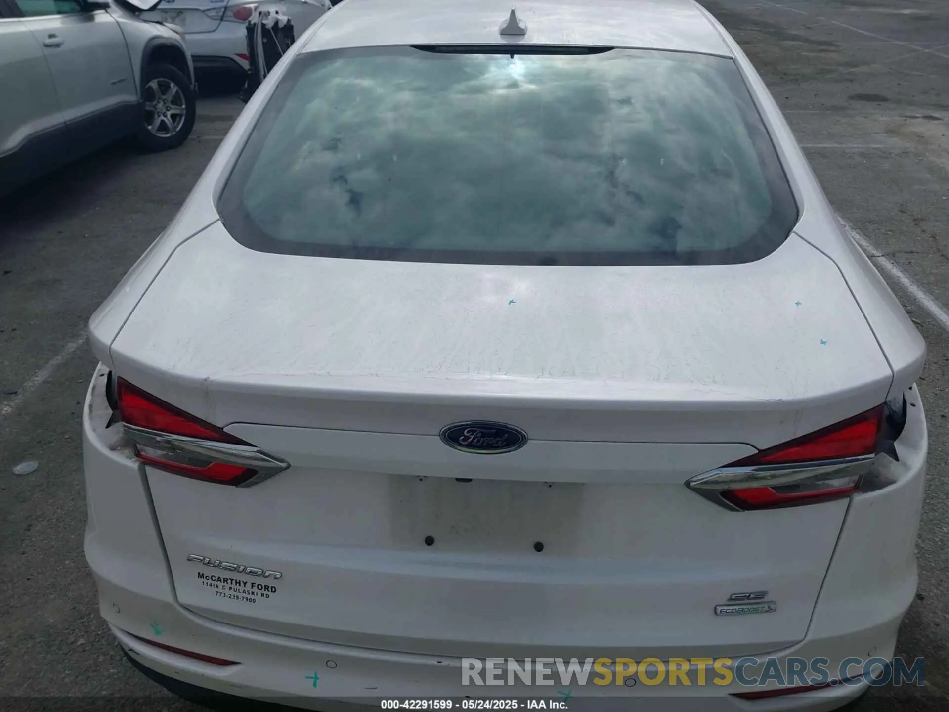 17 Photograph of a damaged car 3FA6P0HD5KR282528 FORD FUSION 2019