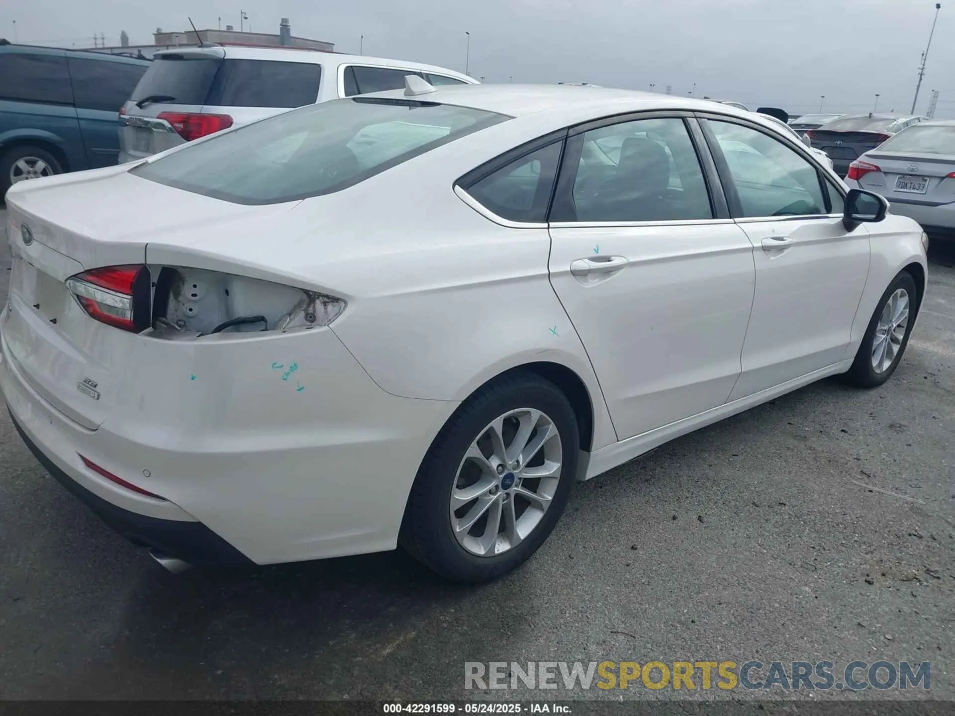 4 Photograph of a damaged car 3FA6P0HD5KR282528 FORD FUSION 2019