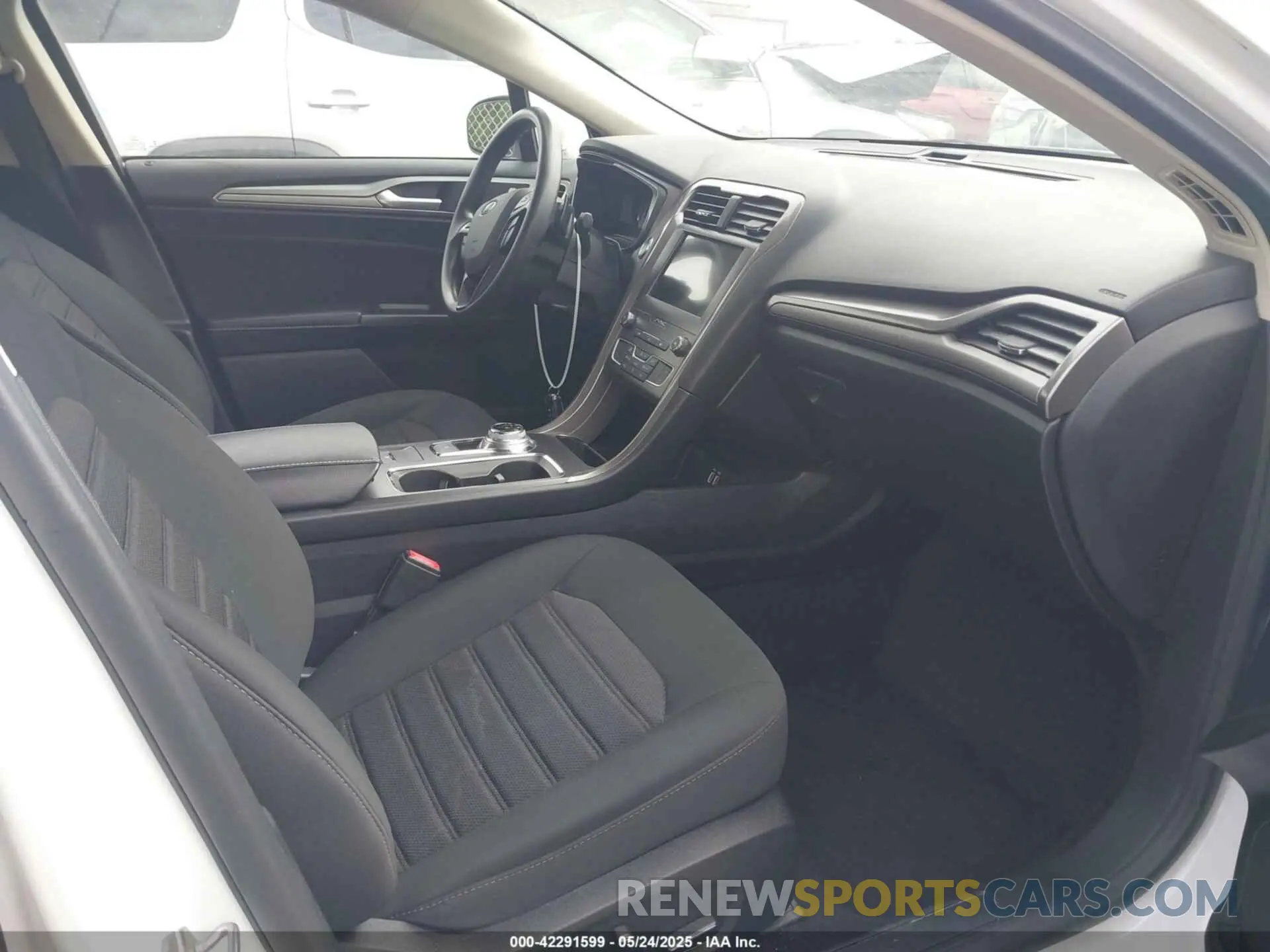 5 Photograph of a damaged car 3FA6P0HD5KR282528 FORD FUSION 2019