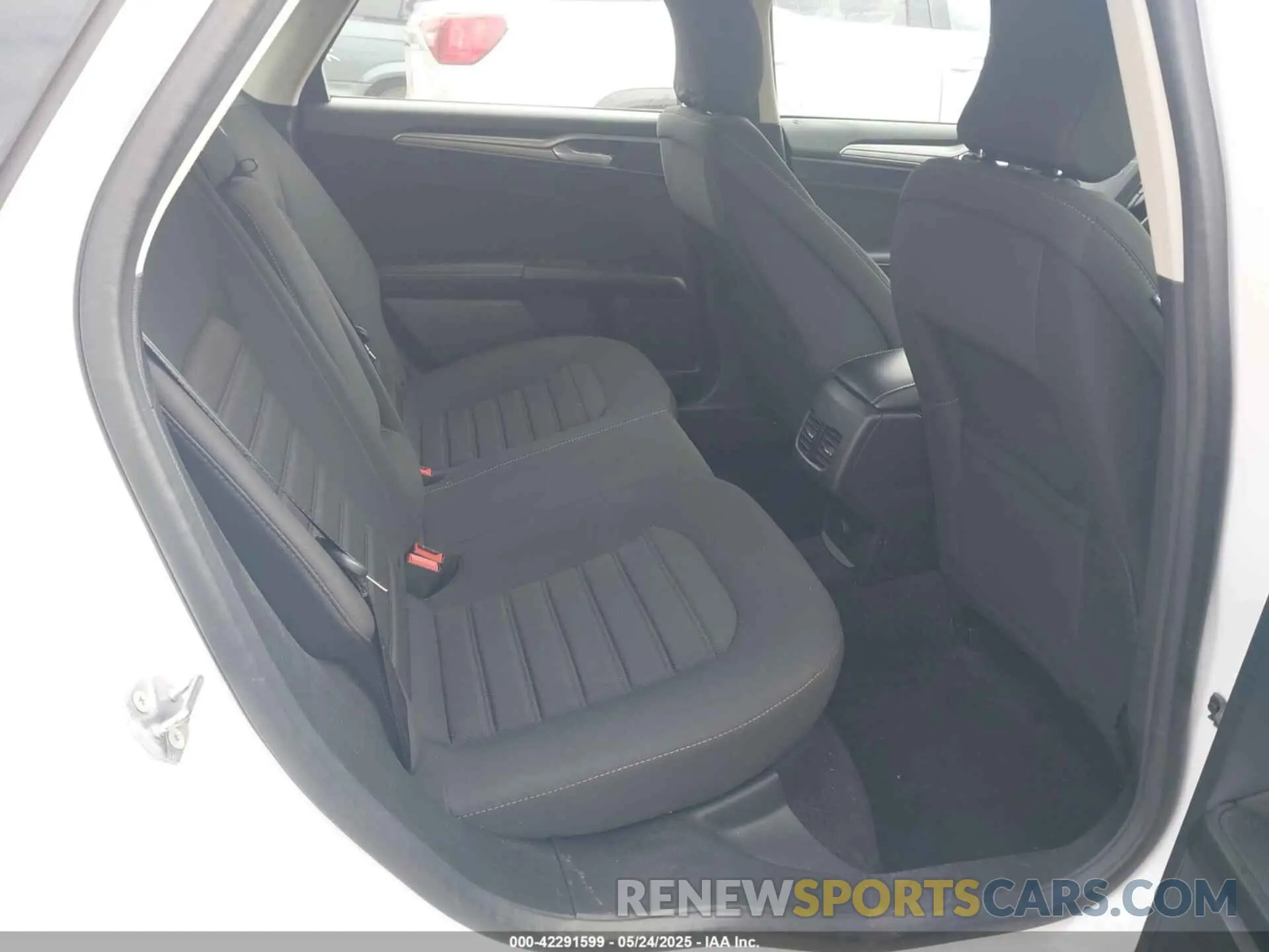8 Photograph of a damaged car 3FA6P0HD5KR282528 FORD FUSION 2019