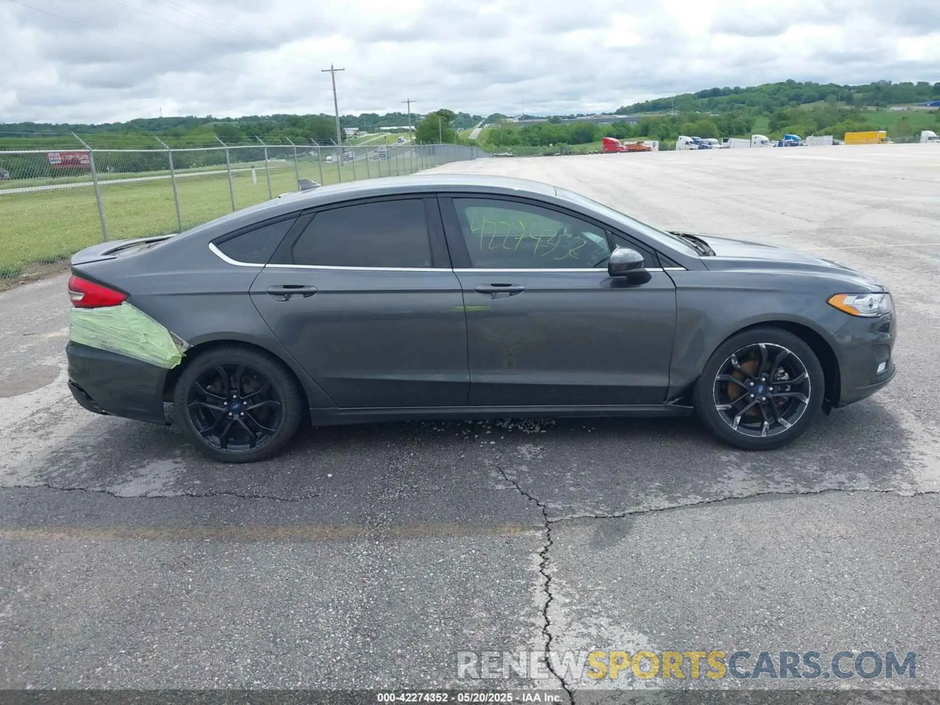 13 Photograph of a damaged car 3FA6P0HD5KR283727 FORD FUSION 2019