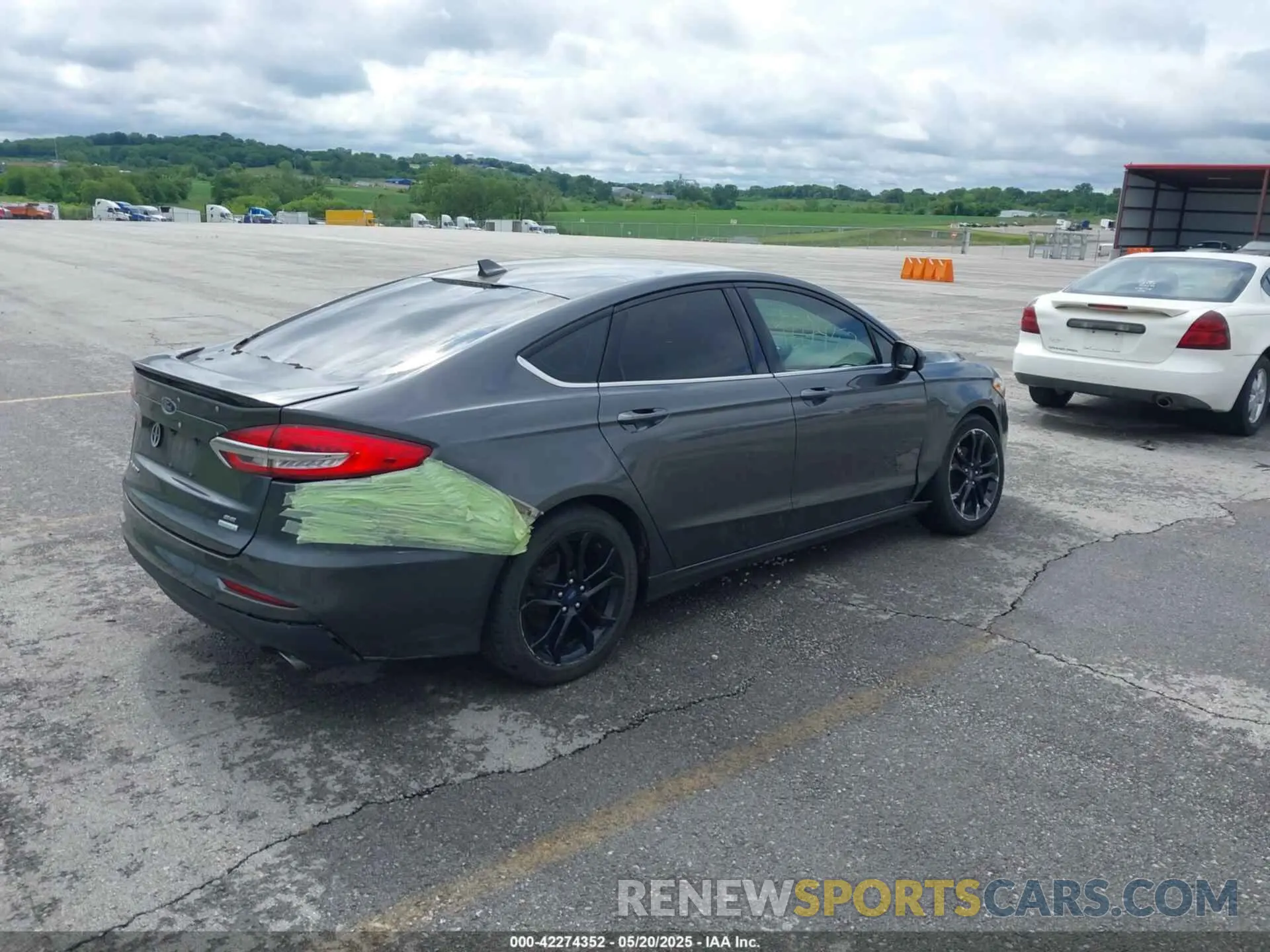 4 Photograph of a damaged car 3FA6P0HD5KR283727 FORD FUSION 2019