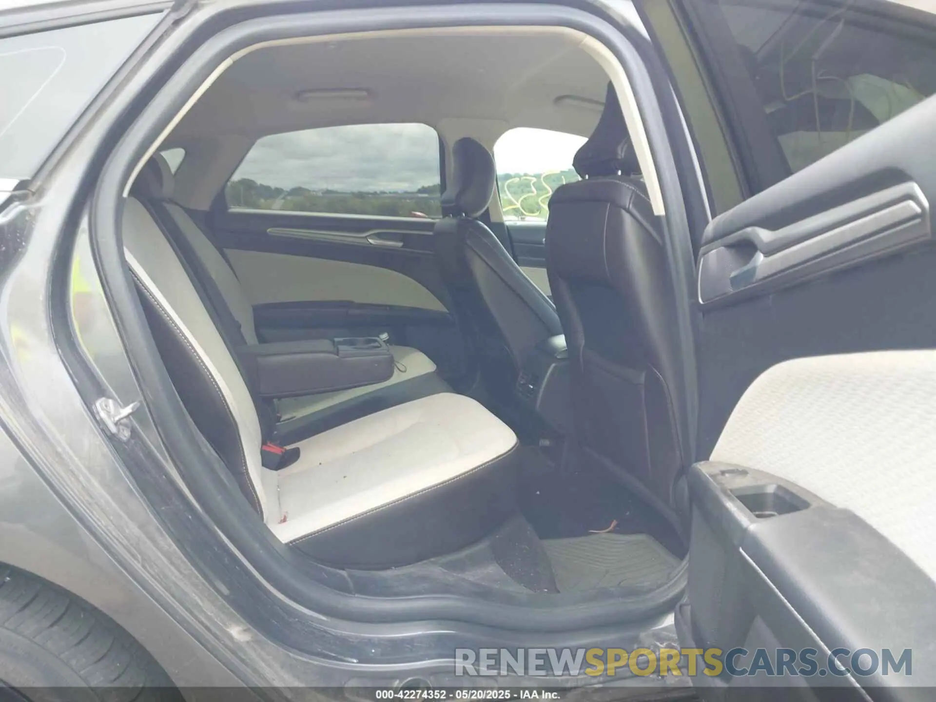8 Photograph of a damaged car 3FA6P0HD5KR283727 FORD FUSION 2019