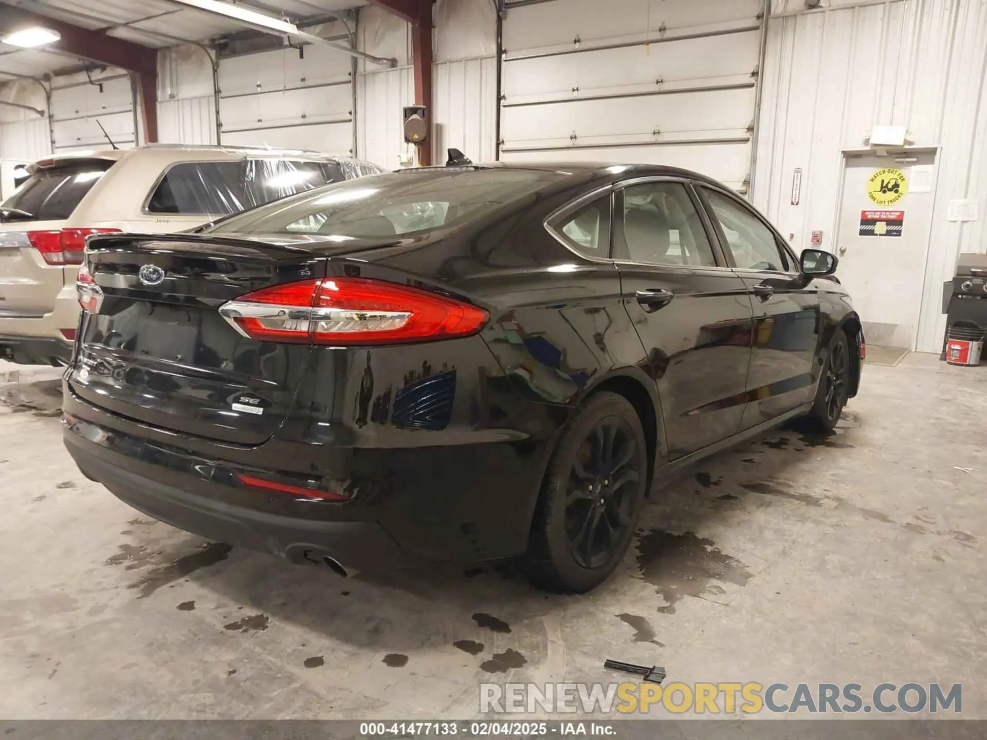 4 Photograph of a damaged car 3FA6P0HD5KR284103 FORD FUSION 2019