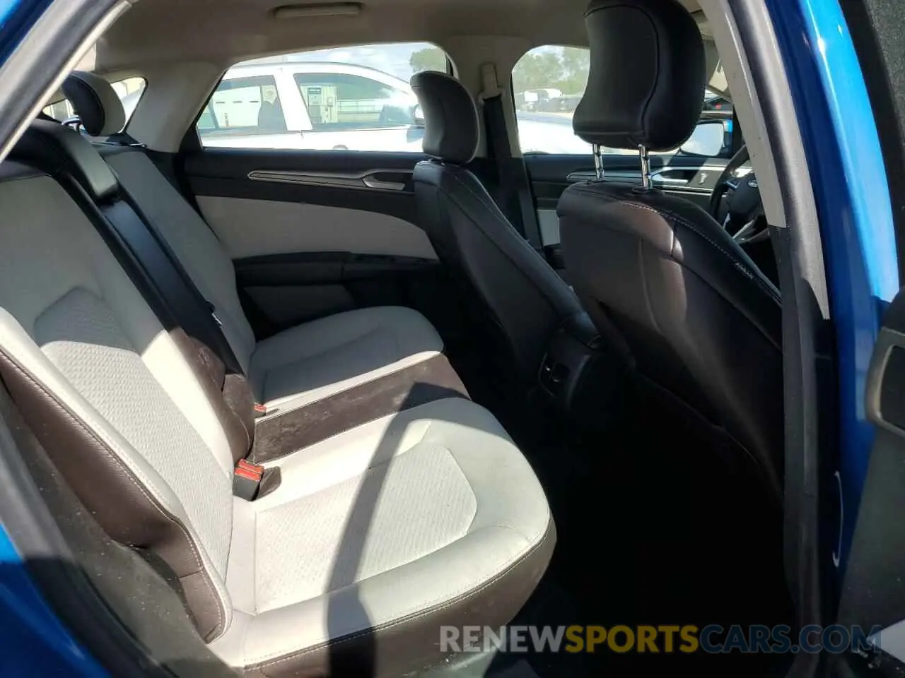 10 Photograph of a damaged car 3FA6P0HD6KR281551 FORD FUSION 2019