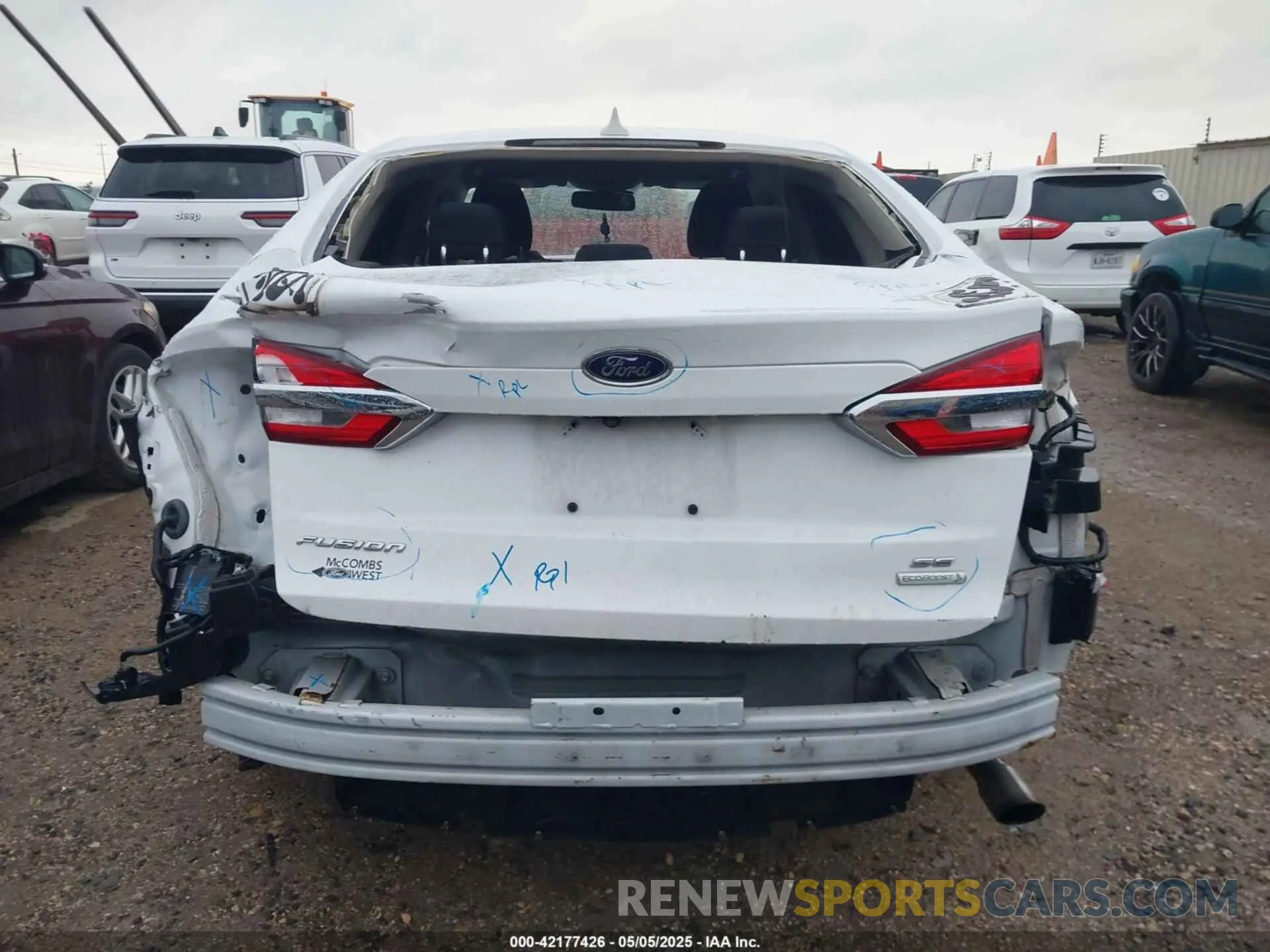 17 Photograph of a damaged car 3FA6P0HD7KR103180 FORD FUSION 2019